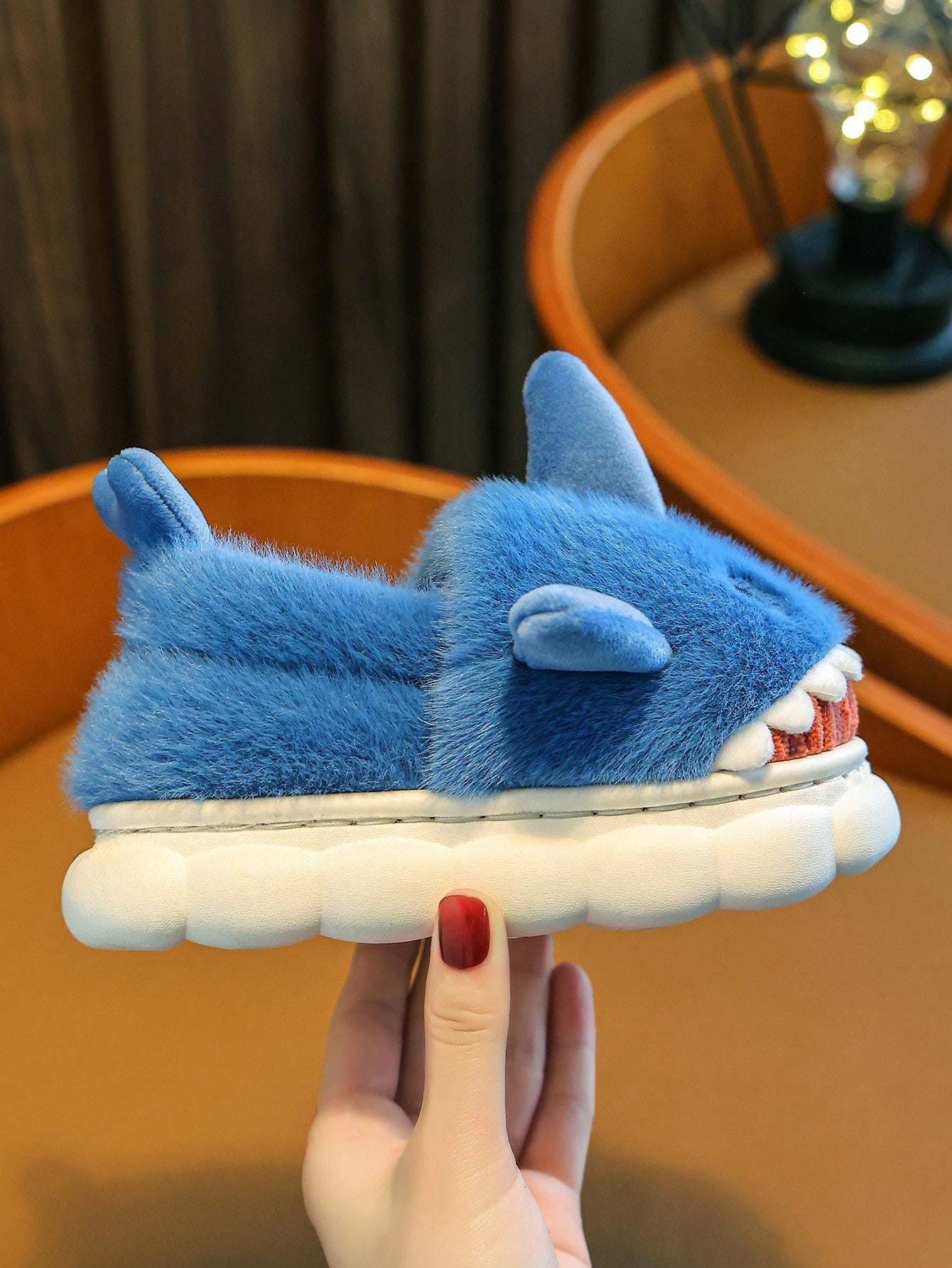 زوج نعال وشبشب فرو قطيفة بشكل سمكة قرش جميلة للأولاد، مناسبة للاستخدام في الشتاء