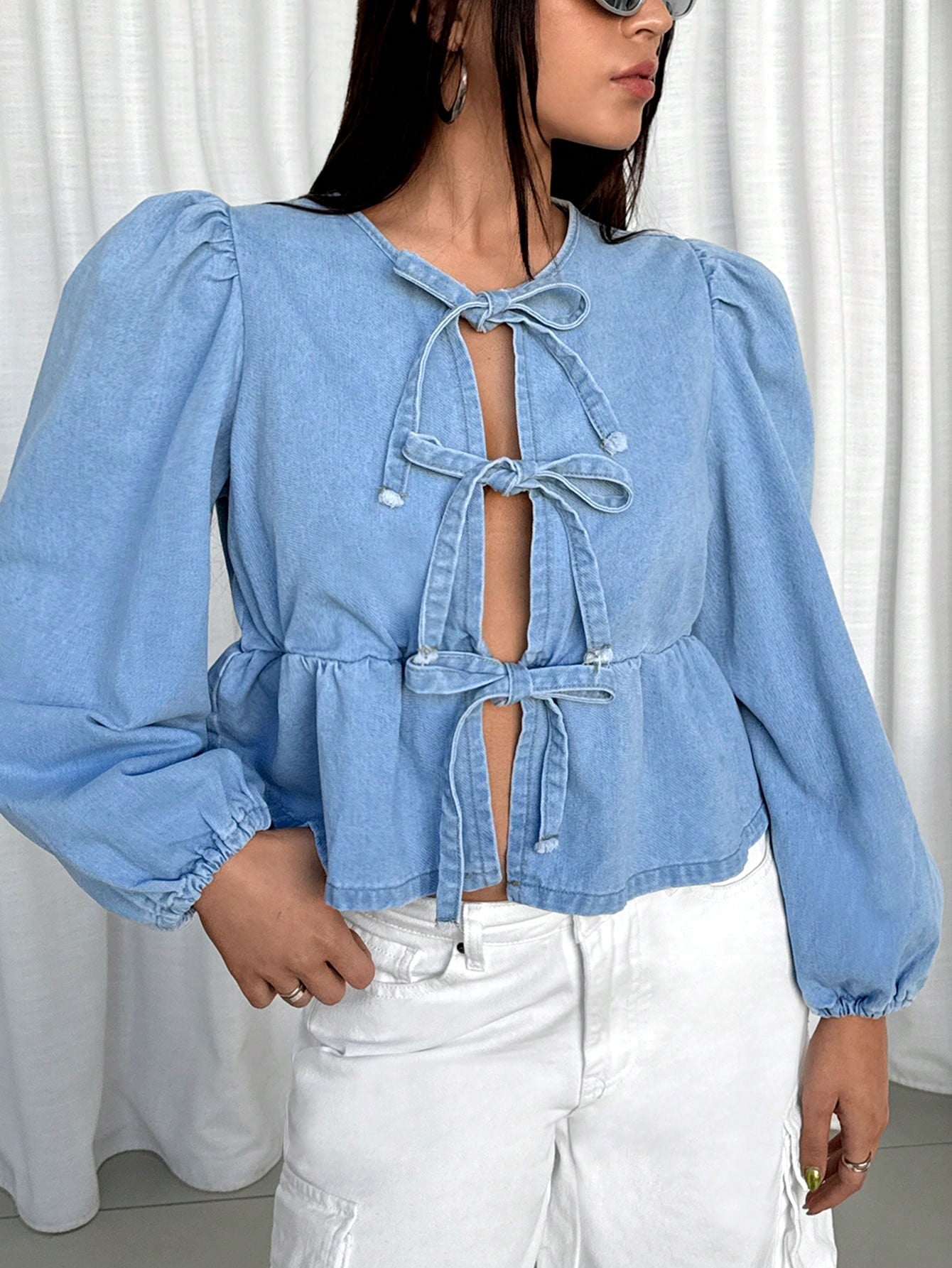 بلوزة جينز كاجوال للنساء طويلة الأكمام بتفاصيل كشكشة وربطة أمامية
