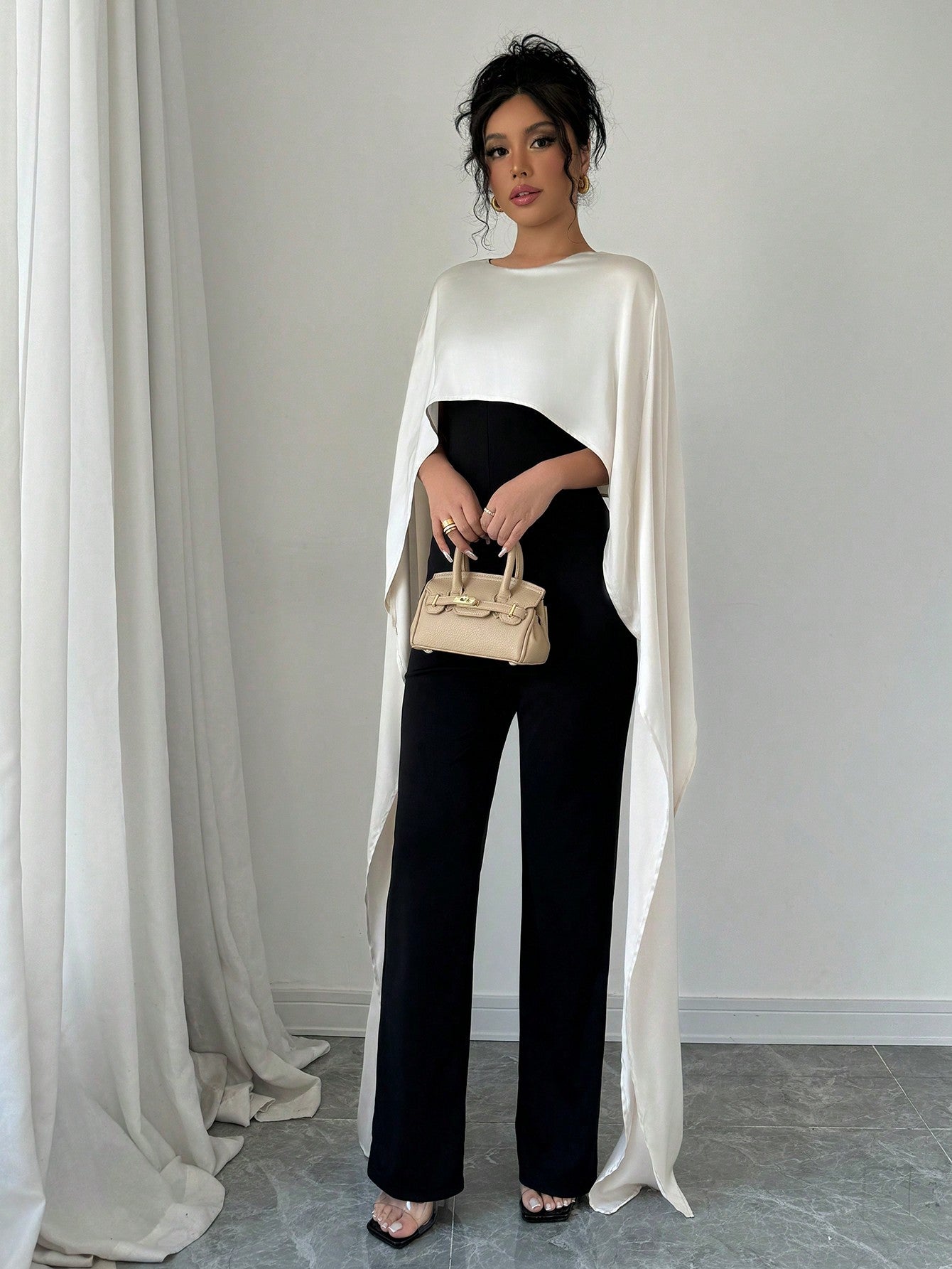 بدلة إكسسوار حريمي أنيقة 2 في 1 ، مرقع بالاريب نيت ، ياقة مستديرة مع شق في الخلف، ألوان متباينة البرتقالي والأسود ، مناسبة للخريف/الشتاء