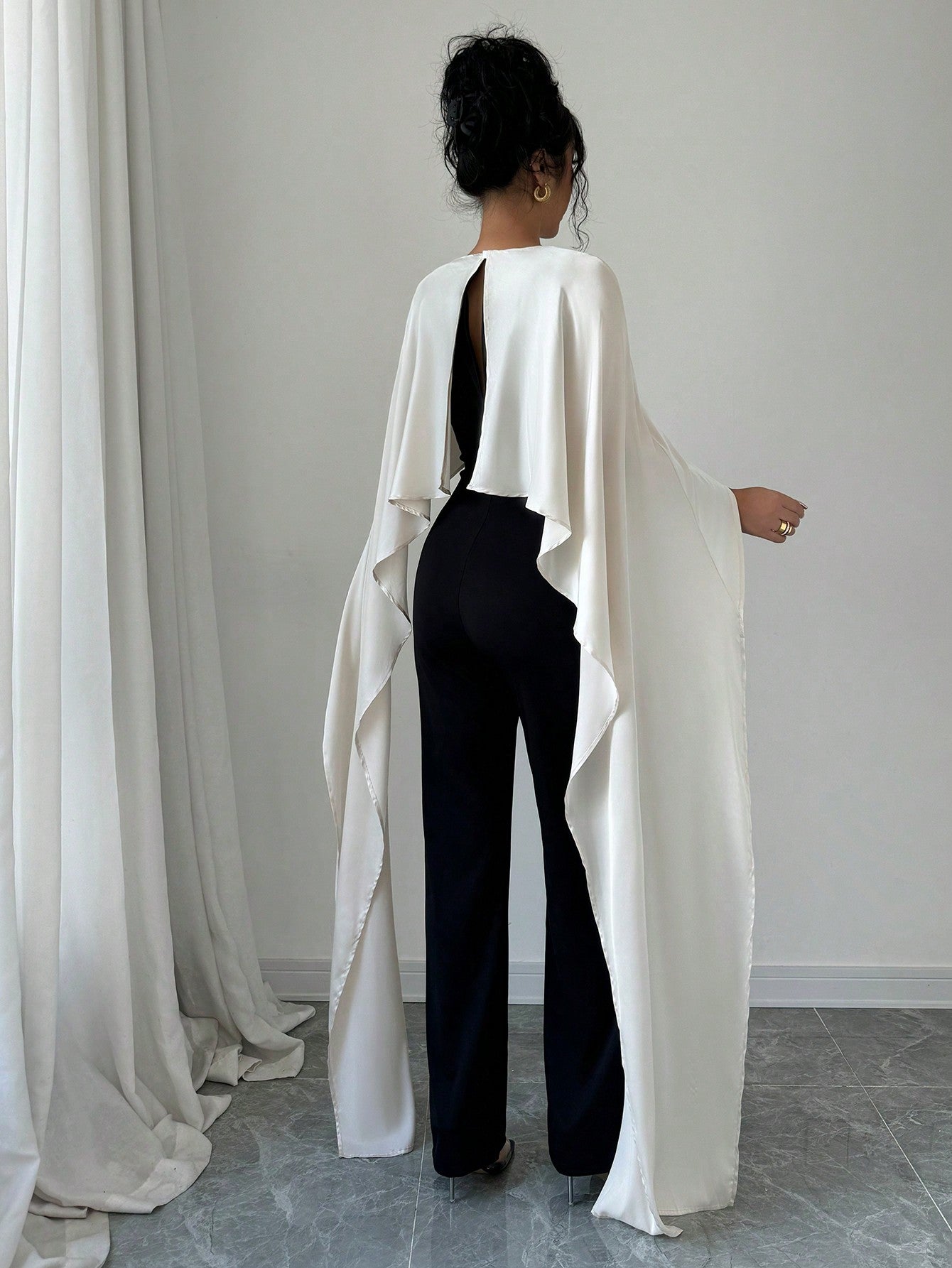 بدلة إكسسوار حريمي أنيقة 2 في 1 ، مرقع بالاريب نيت ، ياقة مستديرة مع شق في الخلف، ألوان متباينة البرتقالي والأسود ، مناسبة للخريف/الشتاء