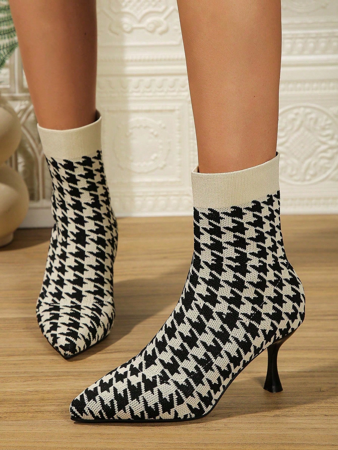 بوت نسائية ذات كعب عالي بأصبع مدبب قابلة للتنفس