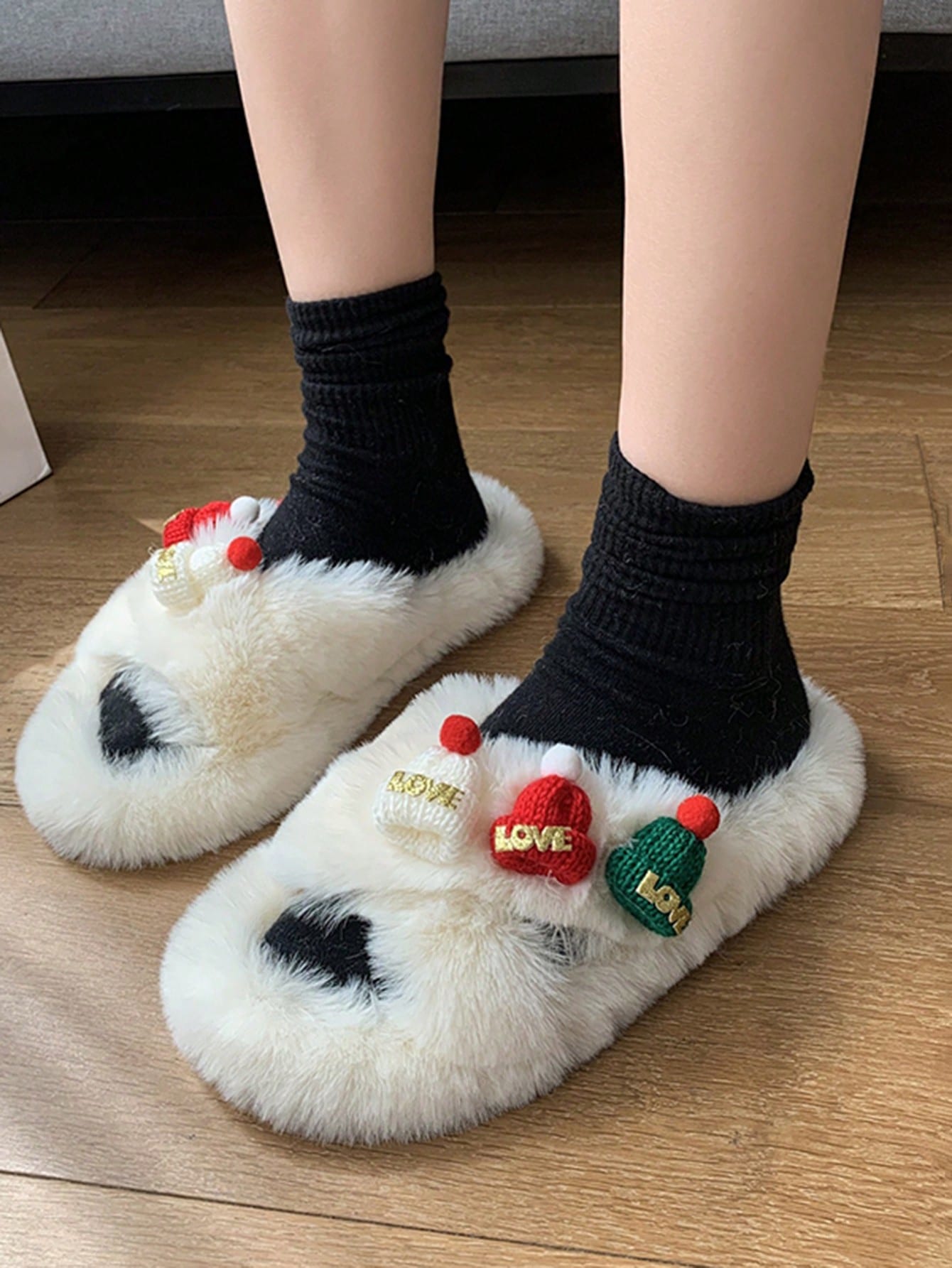 نعل داخلي/خارجي سميك من النعالات المنزلية بنقشة سانتا كلوز وشجرة الميلاد البيضاء الناعمة للنساء