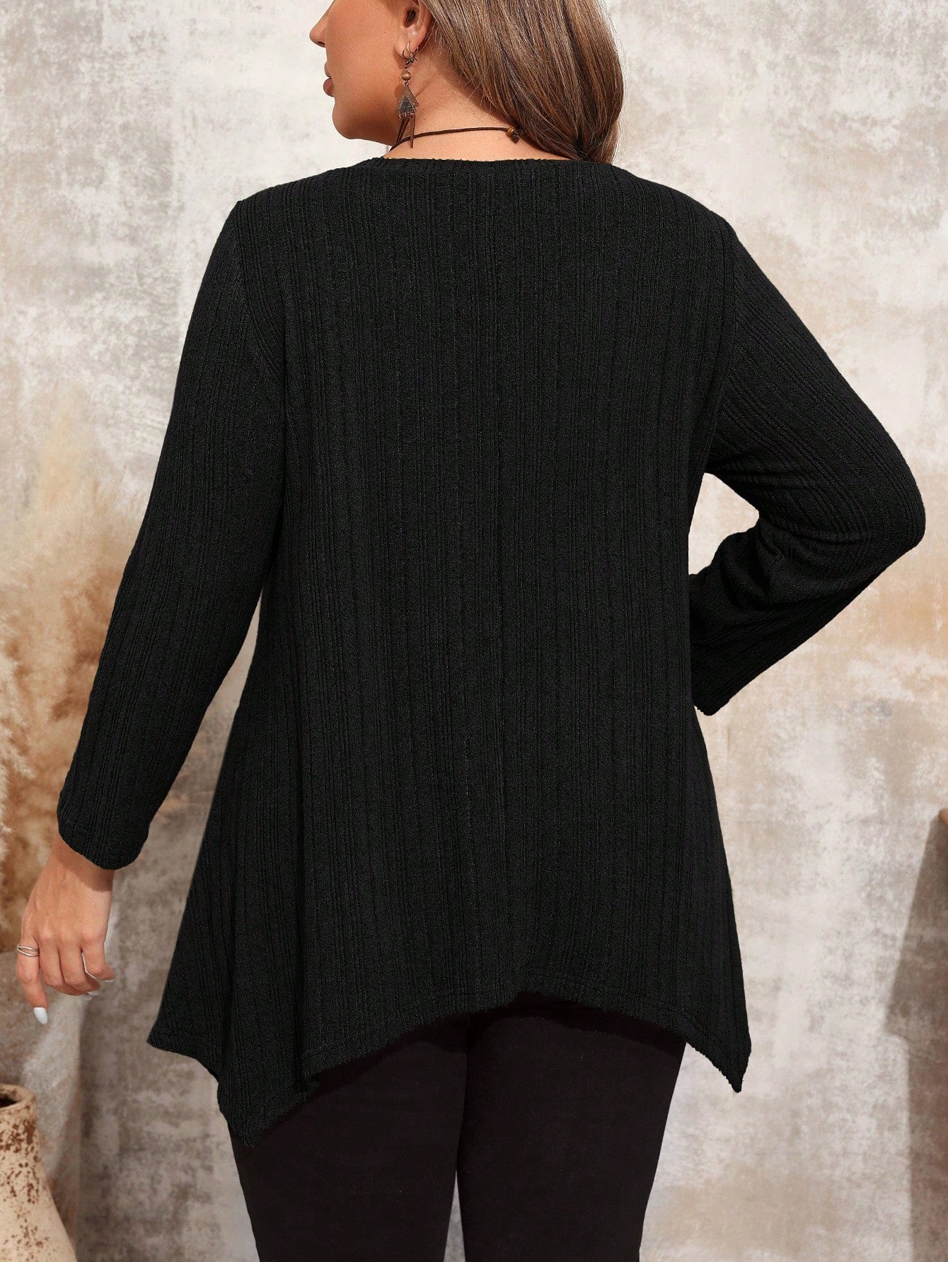 تيشيرت بياقة طاقم بأكمام طويلة وتصميم بسيط للنساء