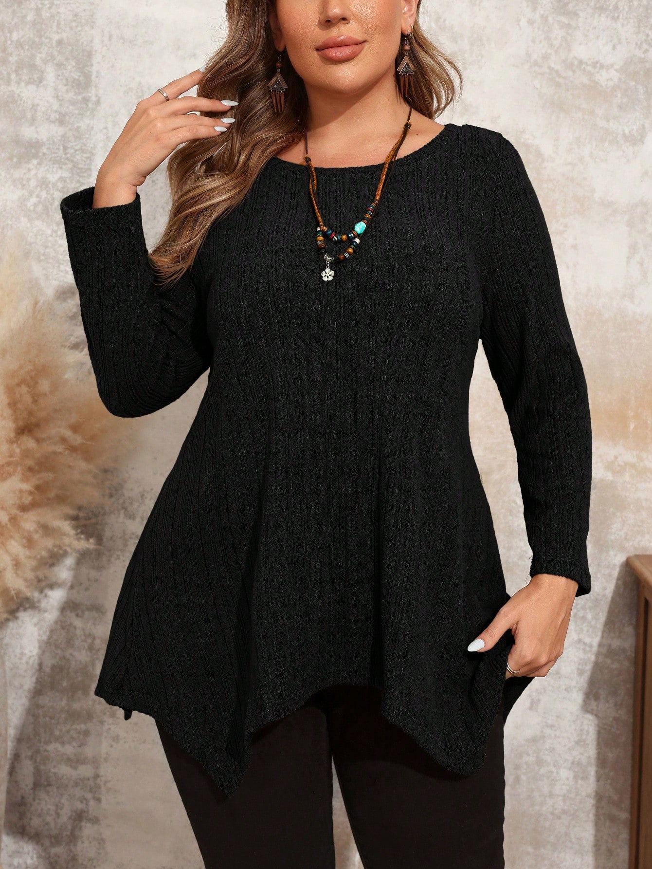 تيشيرت بياقة طاقم بأكمام طويلة وتصميم بسيط للنساء