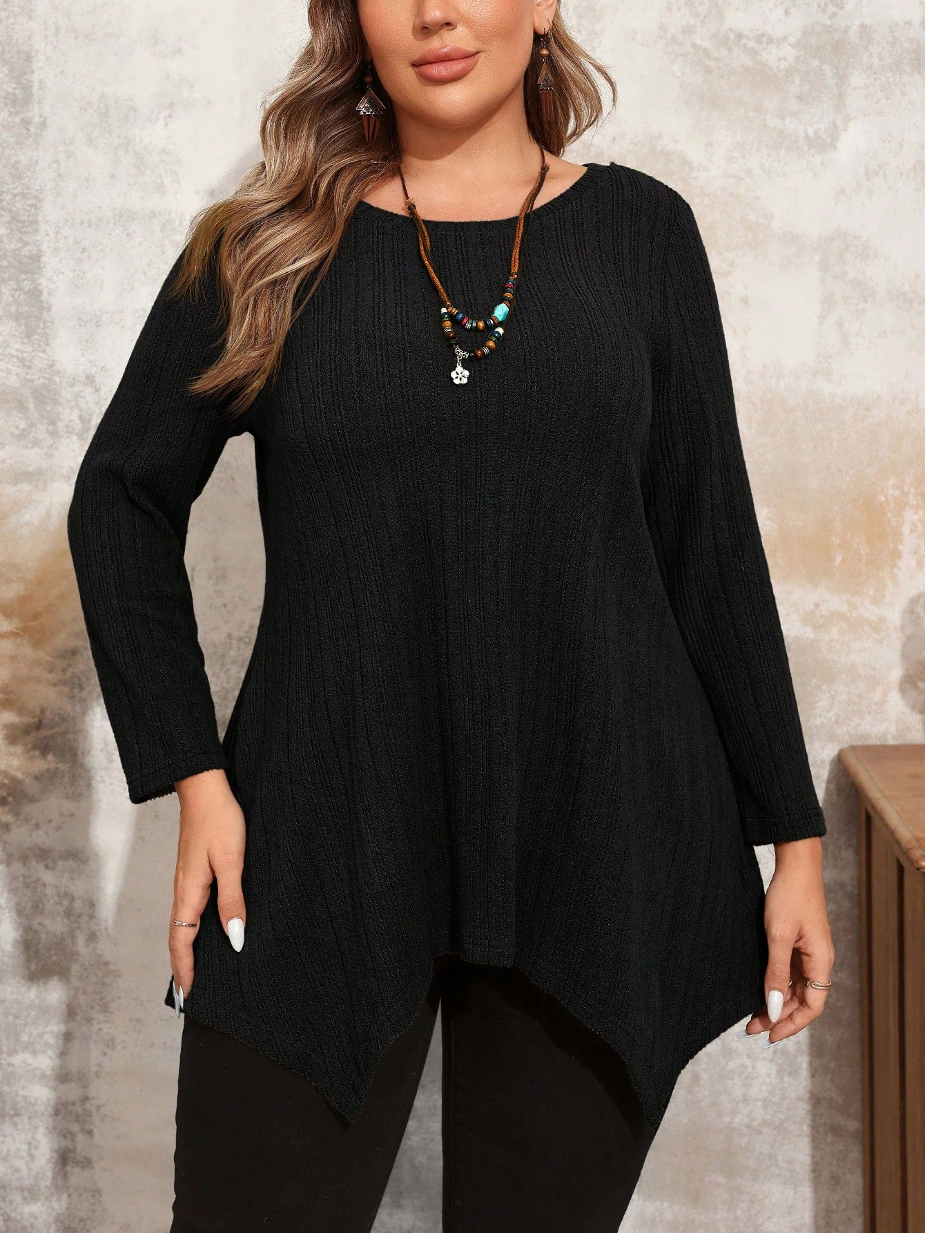 تيشيرت بياقة طاقم بأكمام طويلة وتصميم بسيط للنساء