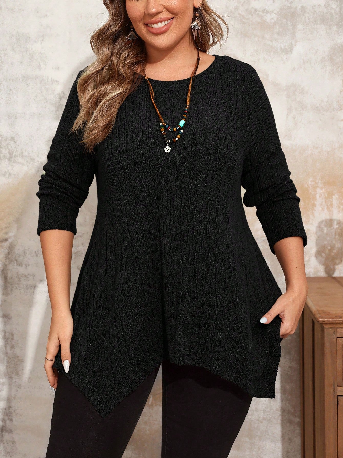 تيشيرت بياقة طاقم بأكمام طويلة وتصميم بسيط للنساء