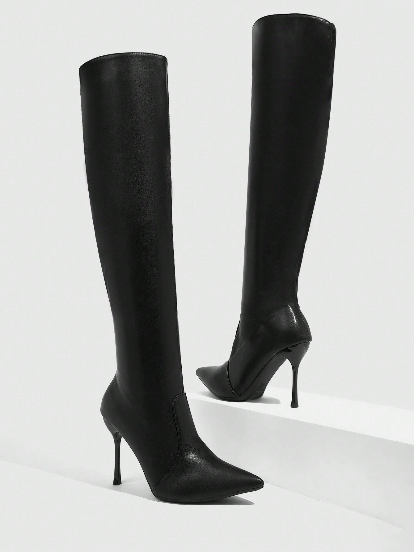 بوت بكعب عالٍ فوق الركبة ذات رأس مدبب مطاطية للنساء