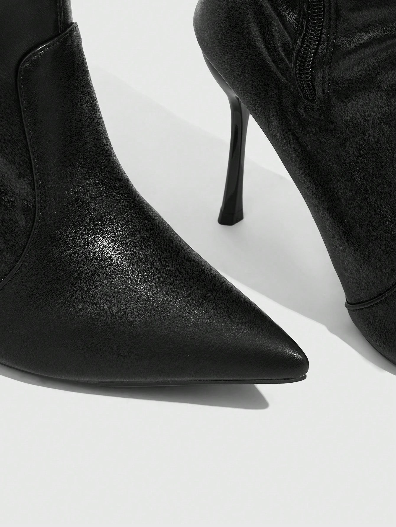 بوت بكعب عالٍ فوق الركبة ذات رأس مدبب مطاطية للنساء