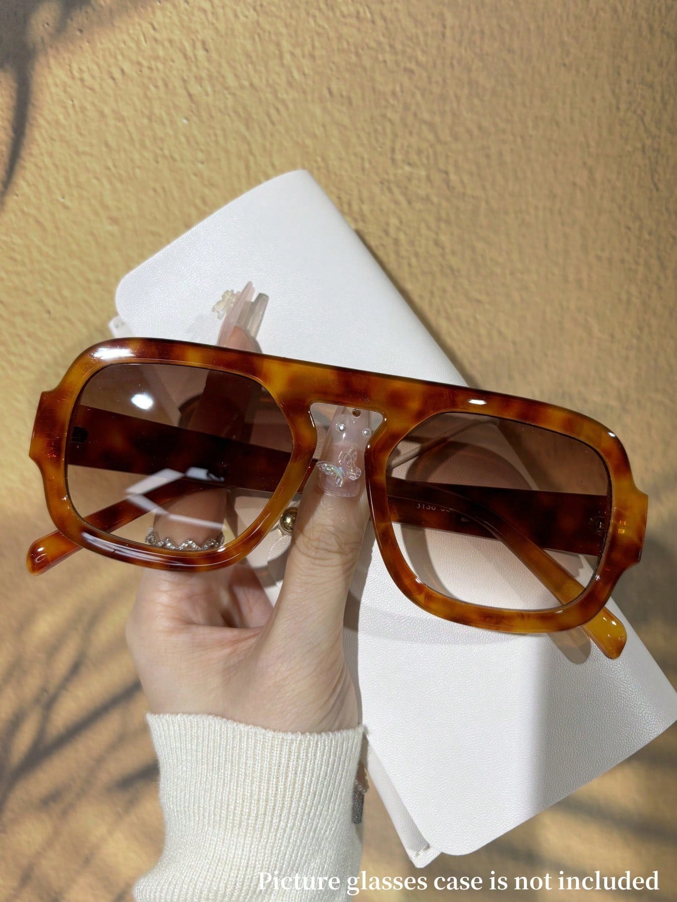 زوج من النظارات الشمسية ذات الطراز البوهيمي والإطار العريض المسطح