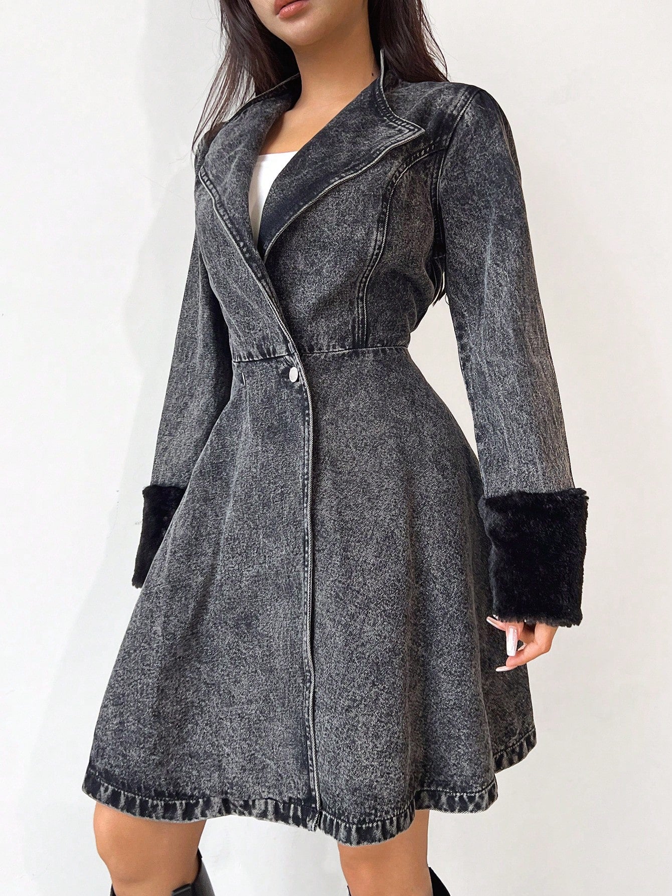 معطف وجاكيت جينز نسائي مع أكمام من الفرو الناعم، مبطن بقماش سميك
