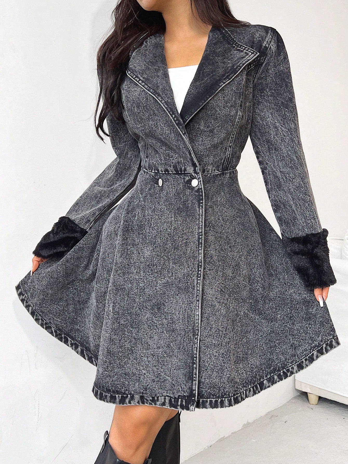 معطف وجاكيت جينز نسائي مع أكمام من الفرو الناعم، مبطن بقماش سميك