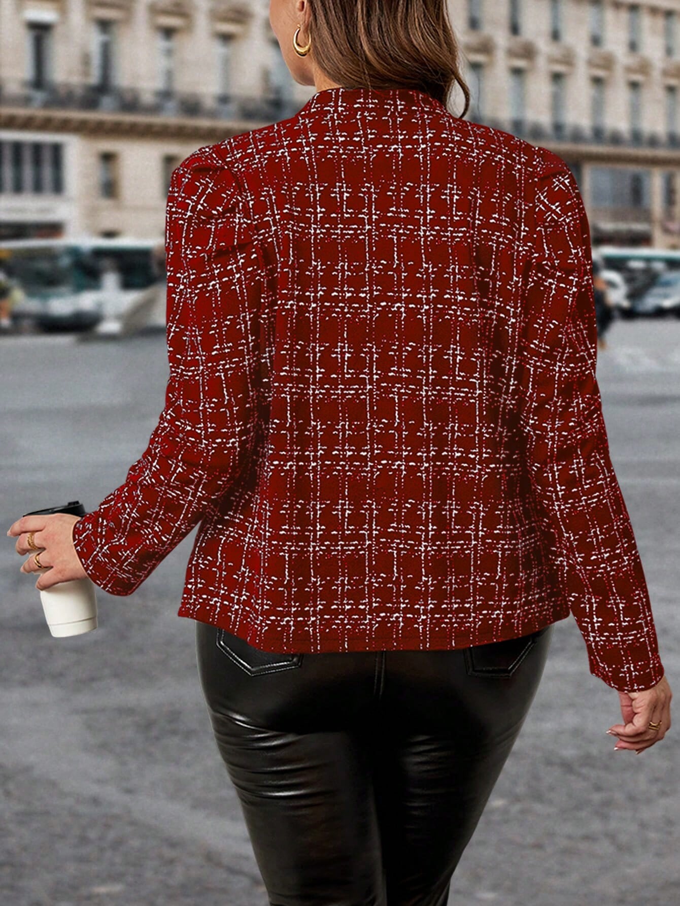 جاكيت نسائية تويد ذات أزرار معدنية مزخرفة