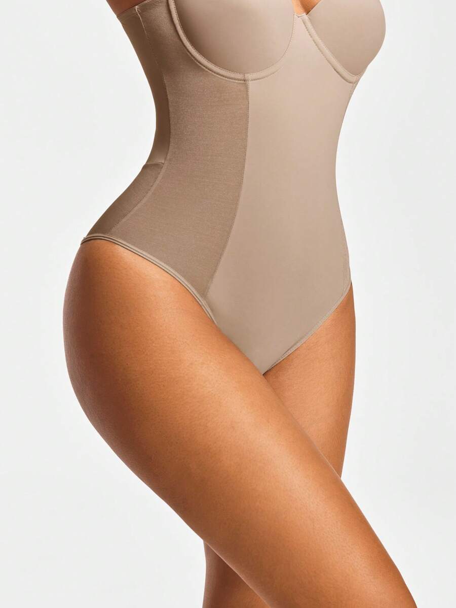 ملابس داخلية نسائية