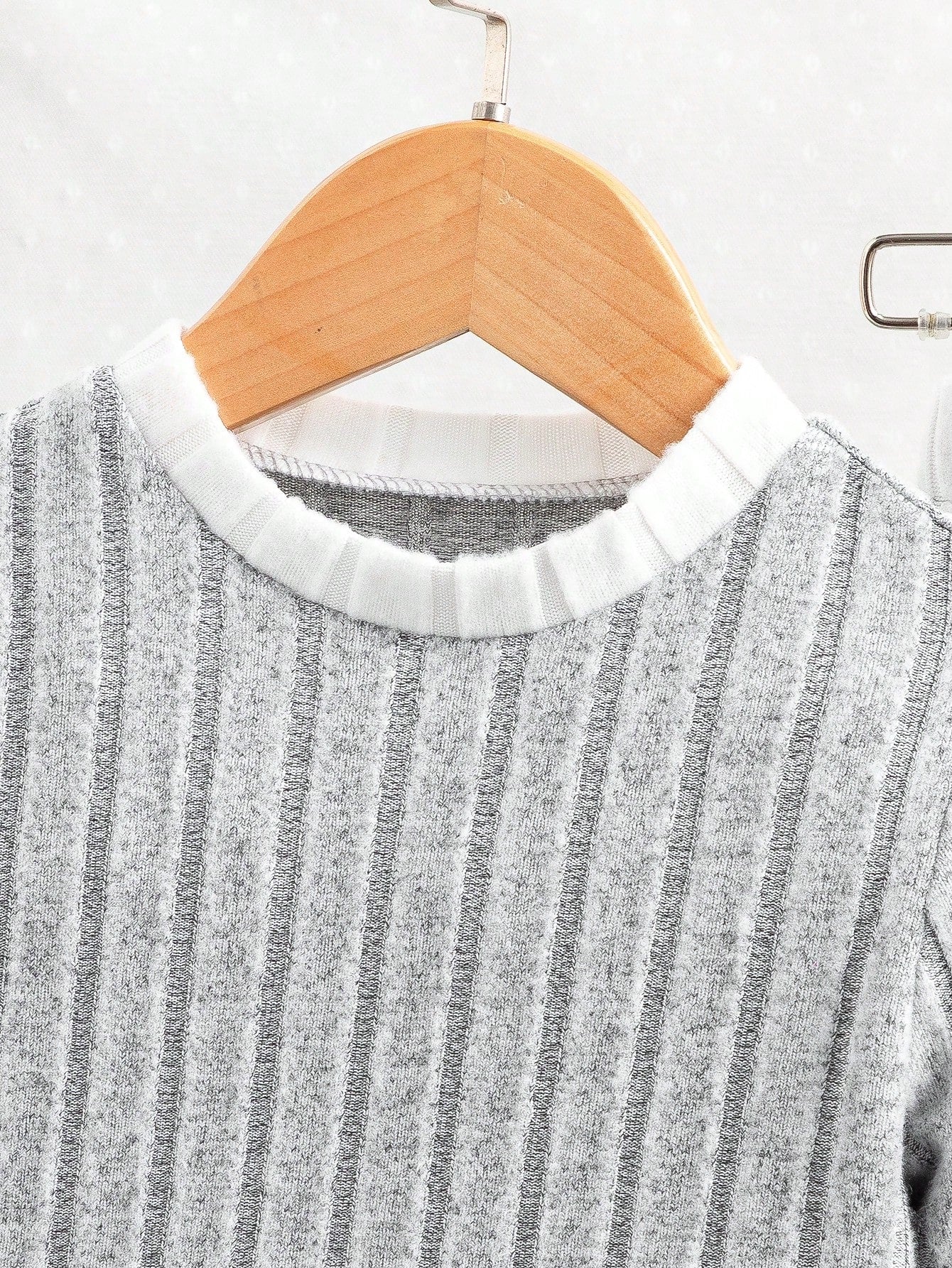 مجموعة تتكون من 2 قطعة: ملابس علوية بتصميم ألوان متداخلة مع تريكو محبوك وبنطال جانبي بتريكو محبوك