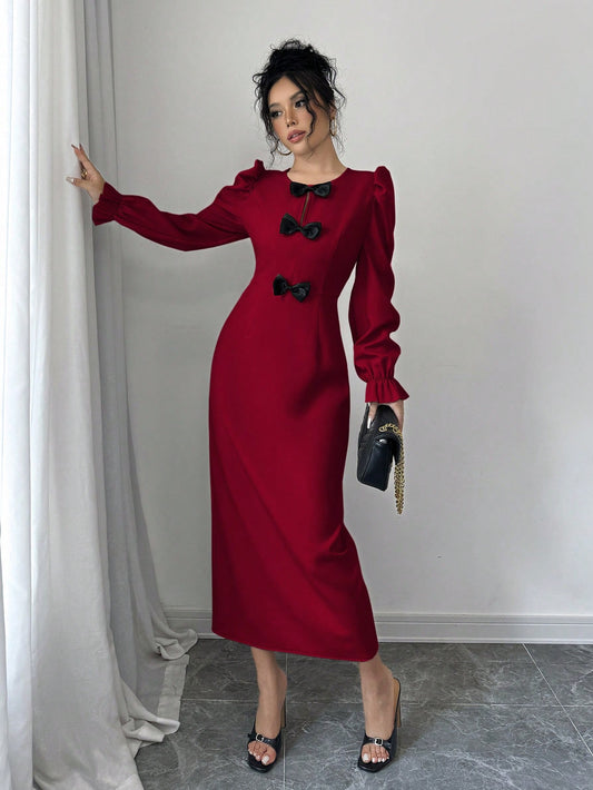 فستان المرأة الأنيق بأكمام منتفخة وتصميم العقدة