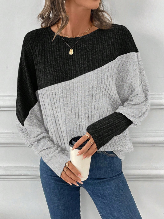 بلوزة رياضية فضفاضة ذات أكمام طويلة على شكل خفاش بألوان متباينة، للنساء