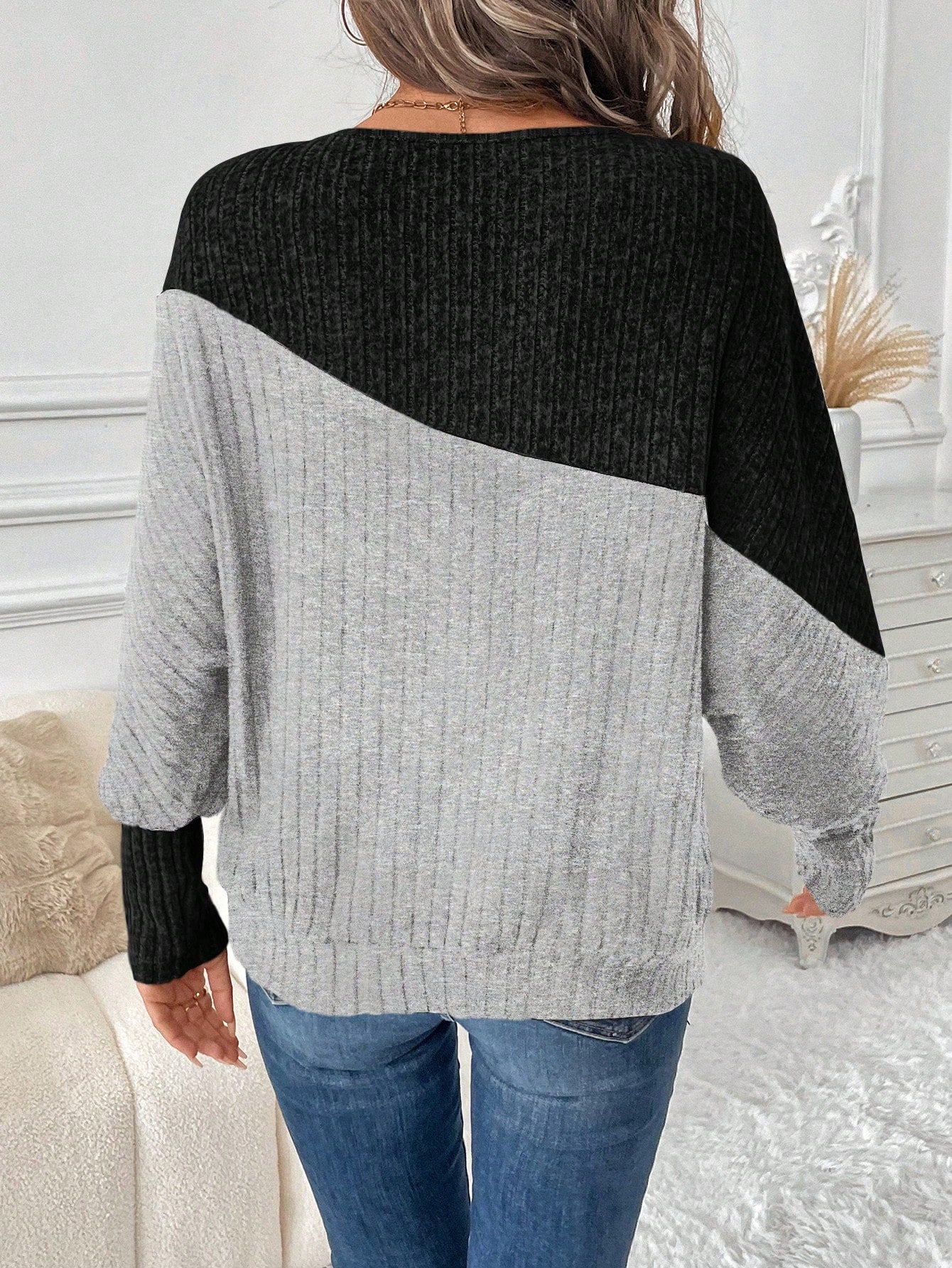 بلوزة رياضية فضفاضة ذات أكمام طويلة على شكل خفاش بألوان متباينة، للنساء