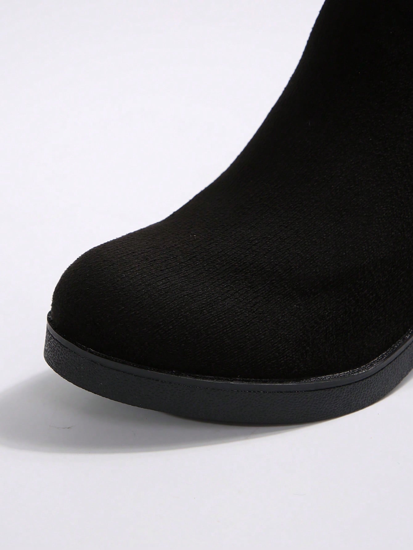 بوت تشيلسي ذات كعب سميك مزودة بسحاب، بوت نسائية ذات لون أسود أنيق وصلب ، ذات كعب عالي، تُرتدى مع البنطلونات والسراويل الضيقة ذات طابع أنيق