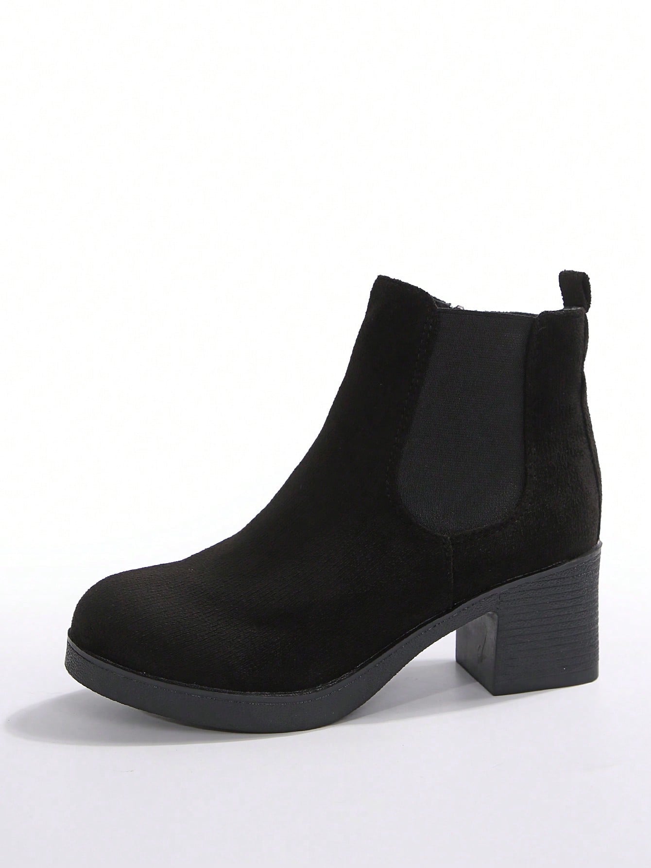 بوت تشيلسي ذات كعب سميك مزودة بسحاب، بوت نسائية ذات لون أسود أنيق وصلب ، ذات كعب عالي، تُرتدى مع البنطلونات والسراويل الضيقة ذات طابع أنيق