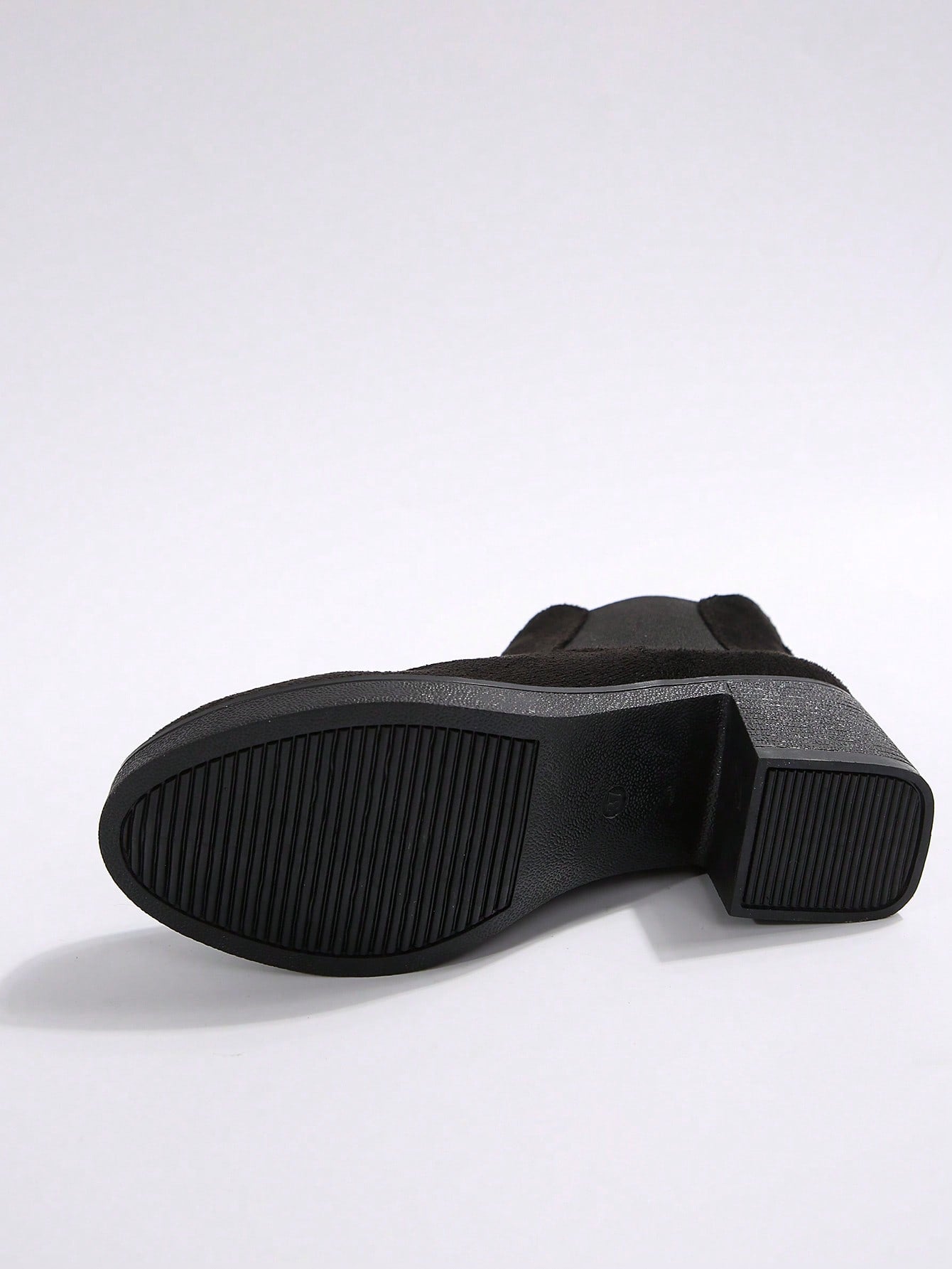 بوت تشيلسي ذات كعب سميك مزودة بسحاب، بوت نسائية ذات لون أسود أنيق وصلب ، ذات كعب عالي، تُرتدى مع البنطلونات والسراويل الضيقة ذات طابع أنيق