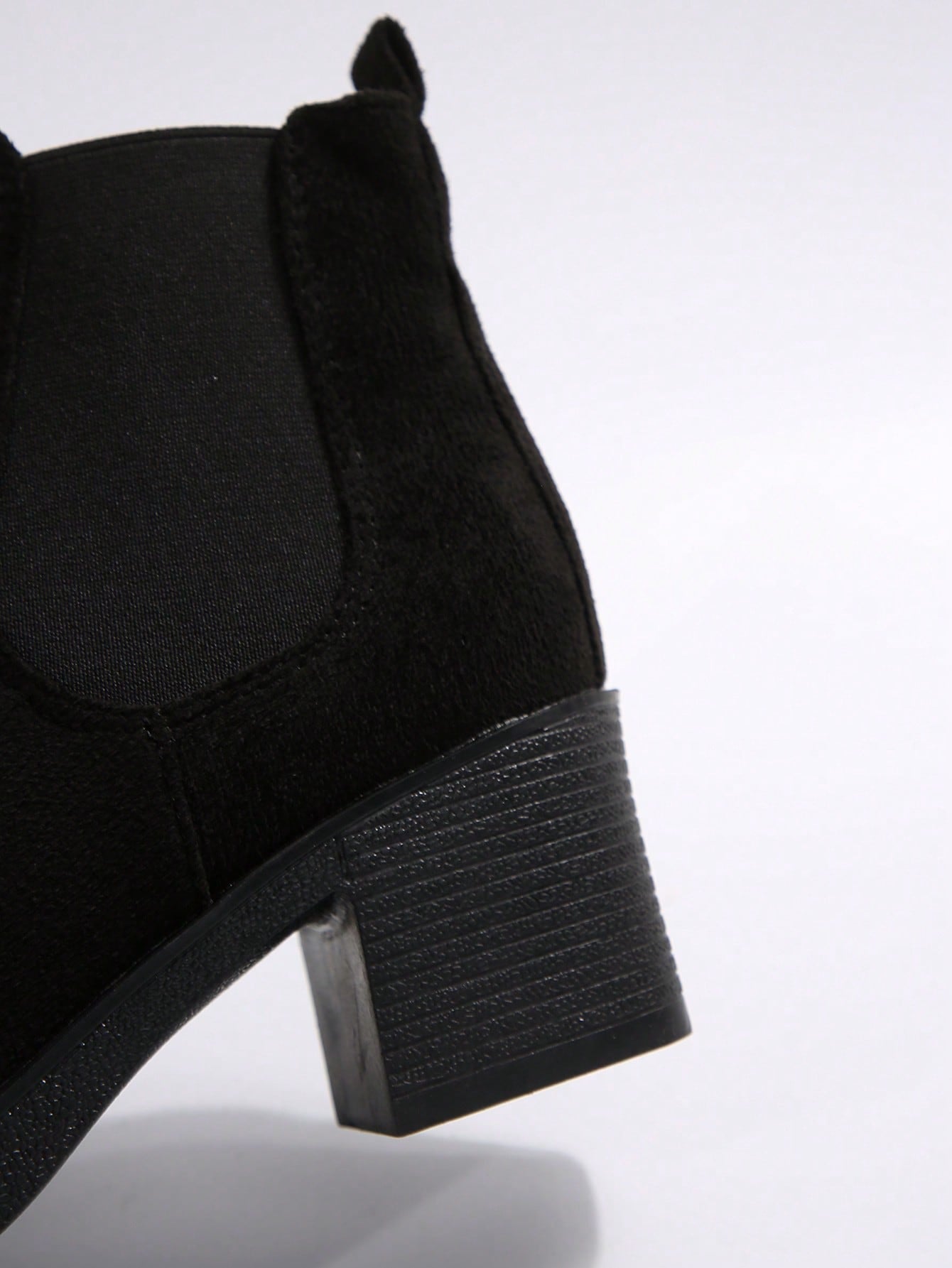 بوت تشيلسي ذات كعب سميك مزودة بسحاب، بوت نسائية ذات لون أسود أنيق وصلب ، ذات كعب عالي، تُرتدى مع البنطلونات والسراويل الضيقة ذات طابع أنيق