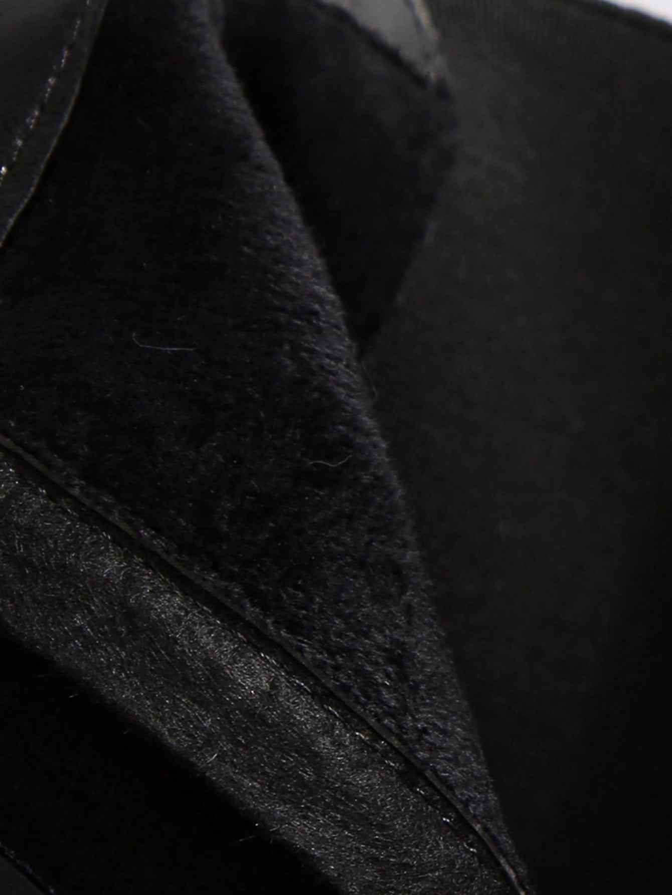 بوت تشيلسي ذات كعب سميك مزودة بسحاب، بوت نسائية ذات لون أسود أنيق وصلب ، ذات كعب عالي، تُرتدى مع البنطلونات والسراويل الضيقة ذات طابع أنيق