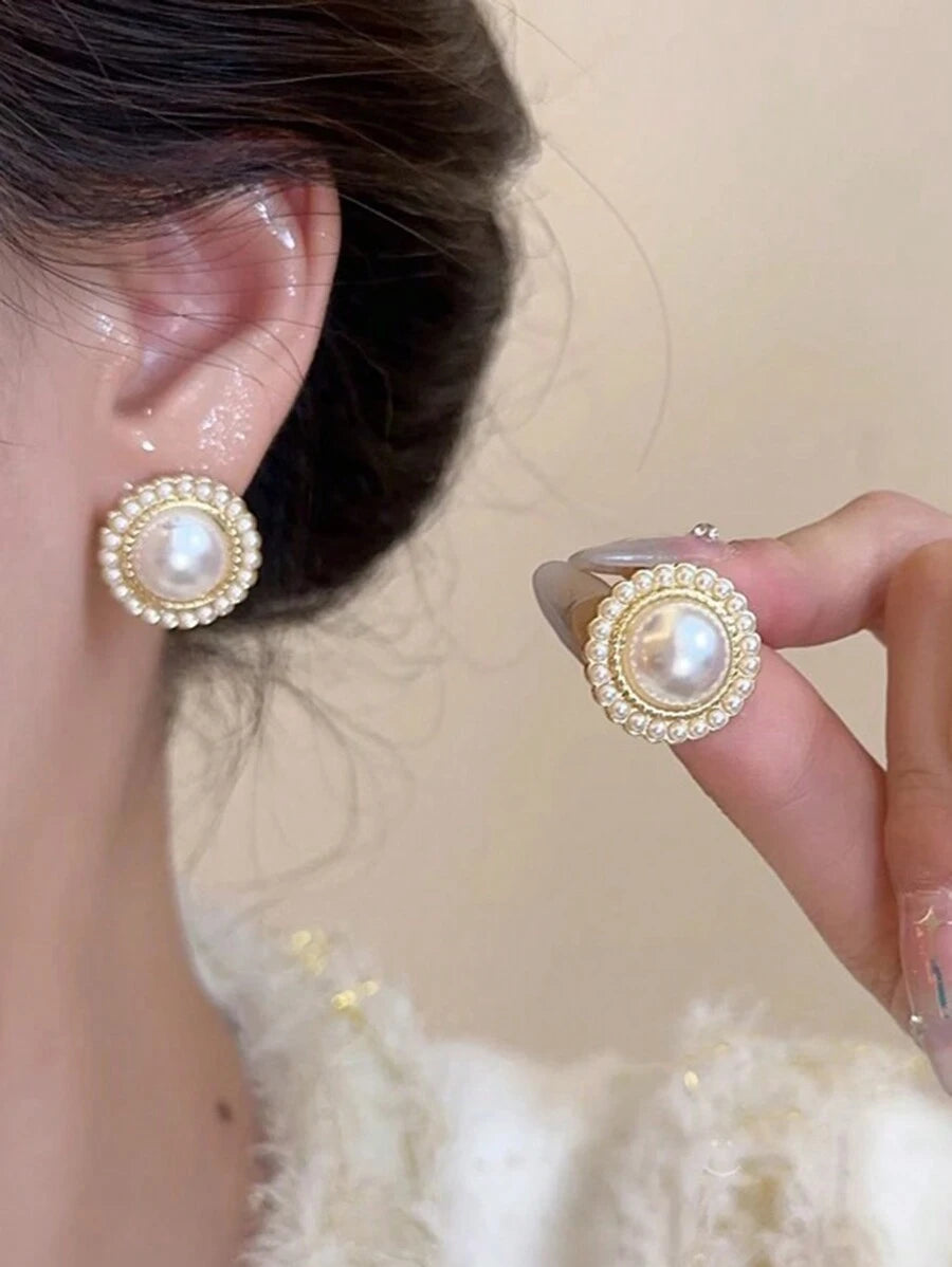 طقم أقراط مزينة بأزهار ذات تصميم مميز على شكل قلب وخرز اللؤلؤ الاصطناعي بطراز قديم بسيط