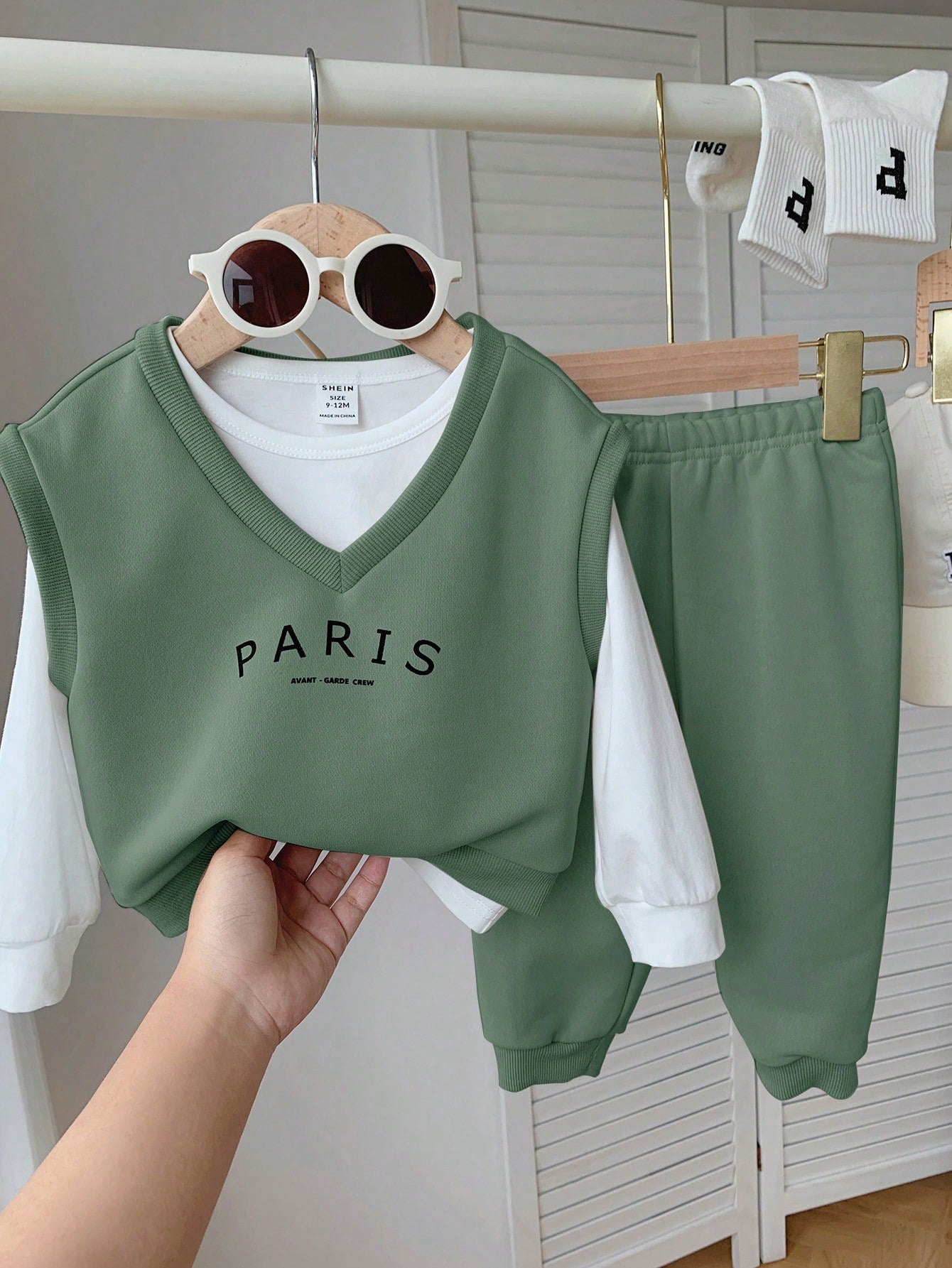 طقم من 3 قطع بطباعة حروف لطفل/ طفلة، ملابس علوية بياقة طاقم وأكمام قصيرة وبنطلون ذو لون أحادي