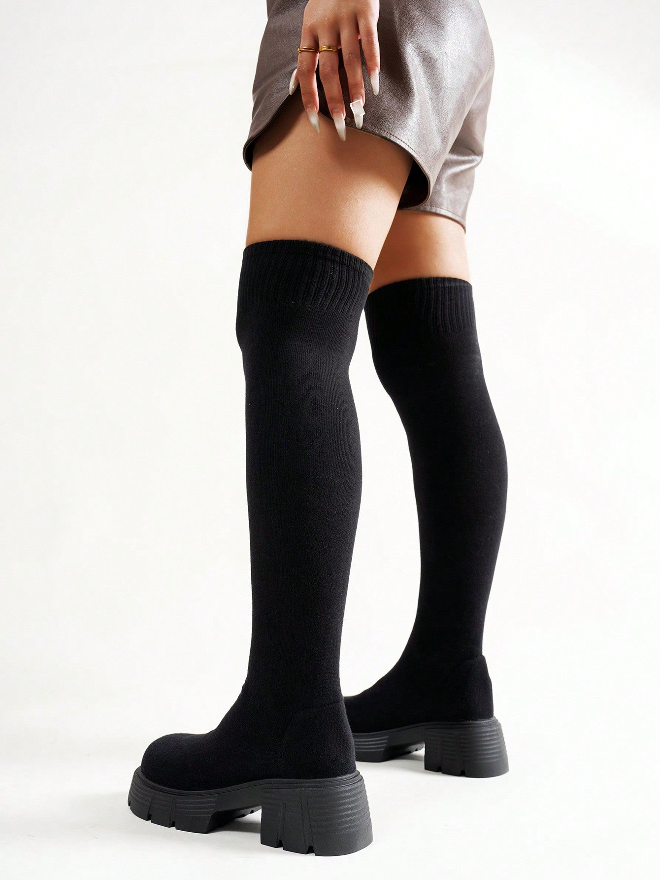 أحذية بوت نسائية فوق الركبة