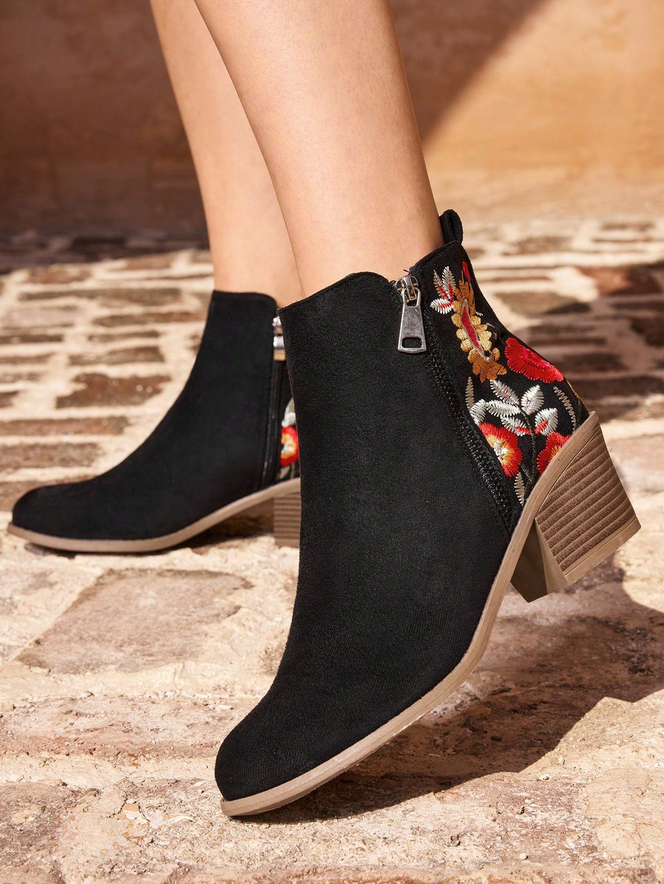 بوت نسائية أنيقة غربية ذات تطريز أسود بكعب سميك للصيف واللياقة