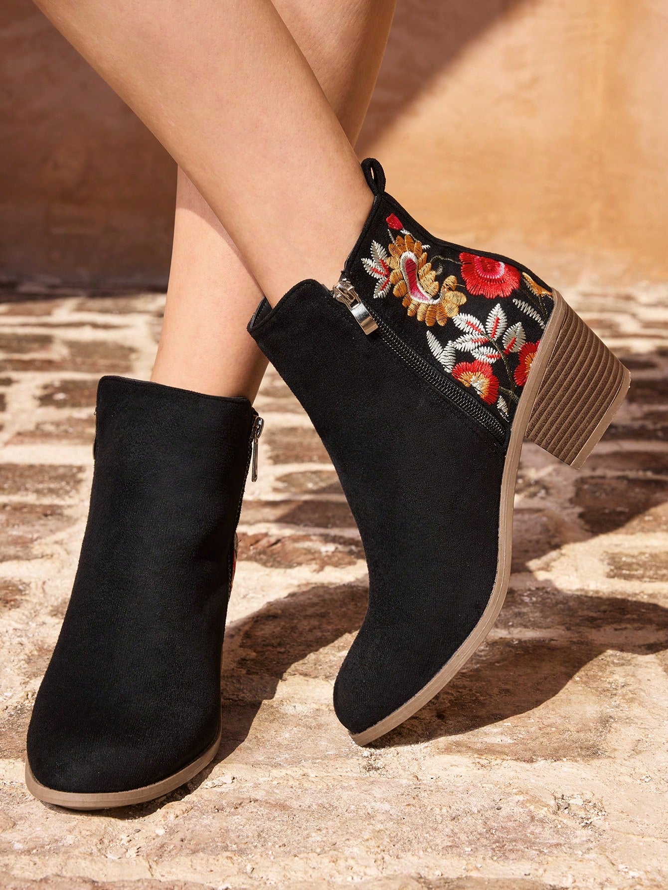 بوت نسائية أنيقة غربية ذات تطريز أسود بكعب سميك للصيف واللياقة