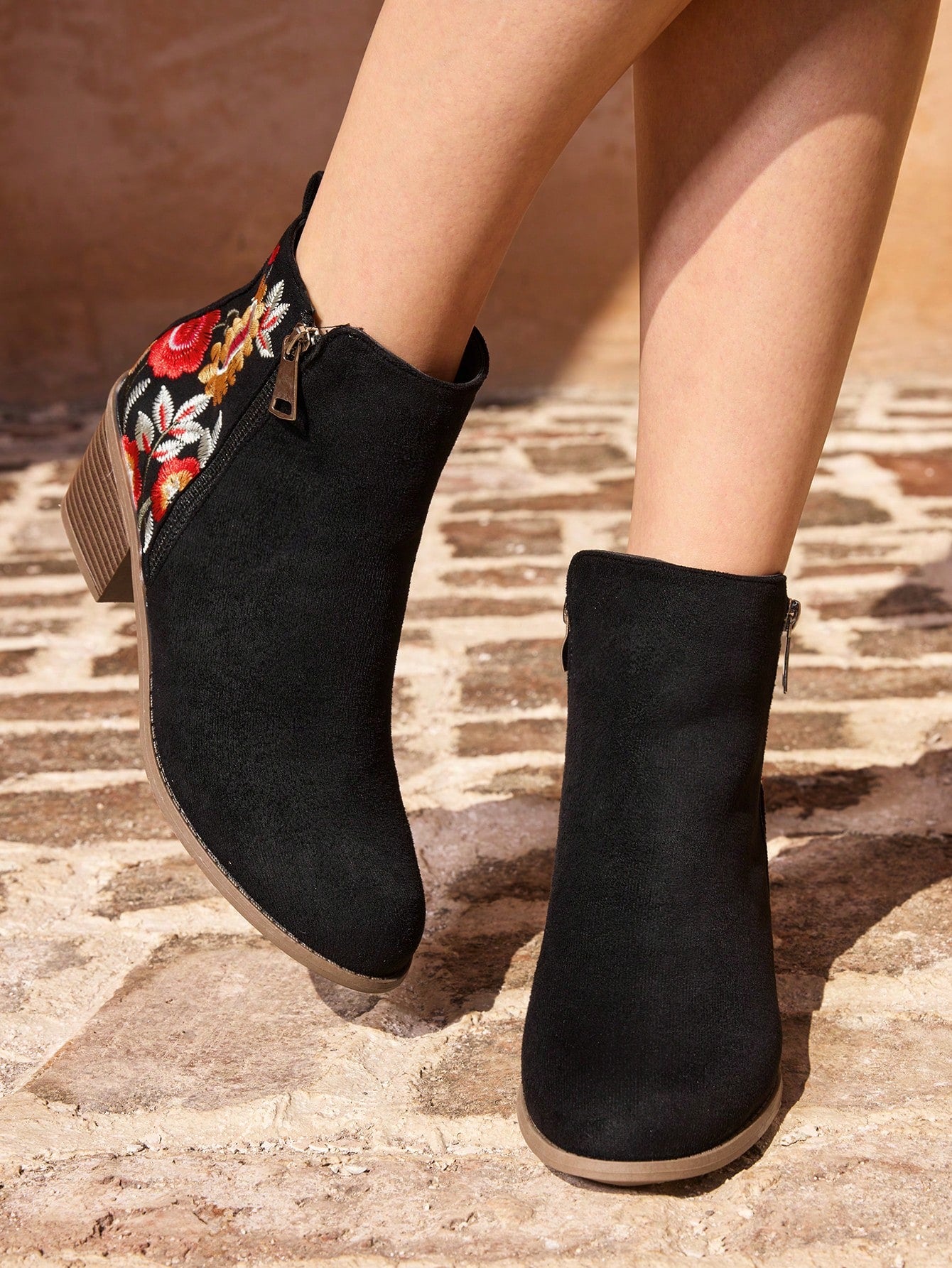 بوت نسائية أنيقة غربية ذات تطريز أسود بكعب سميك للصيف واللياقة