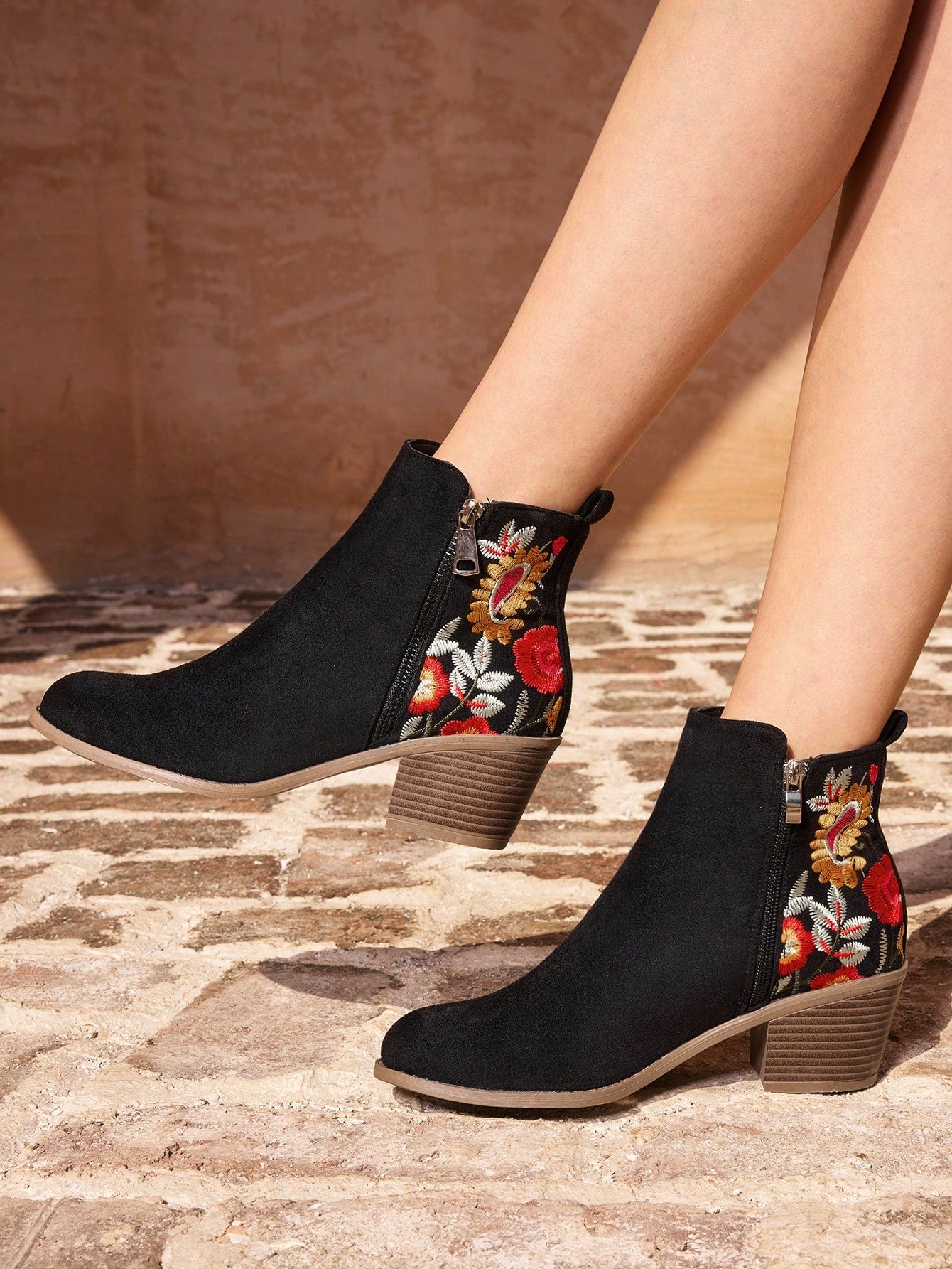 بوت نسائية أنيقة غربية ذات تطريز أسود بكعب سميك للصيف واللياقة