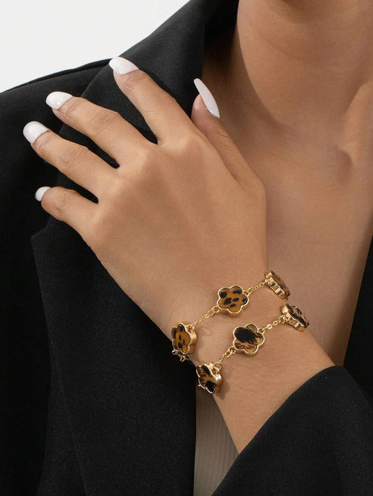 أساور نسائية