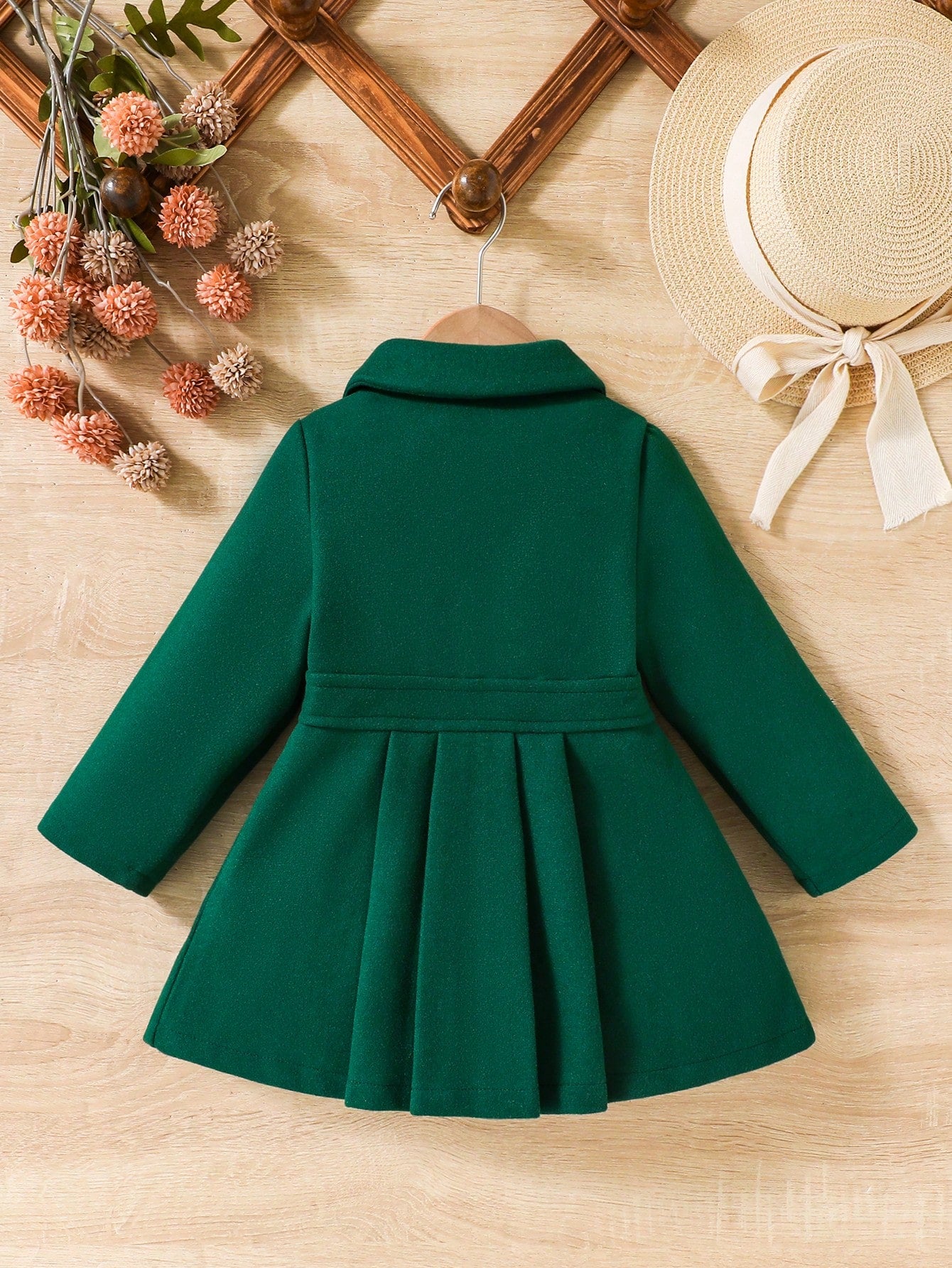 جاكيت بسيط للفتاة بأكمام طويلة وأزرار أمامية ومزين بفيونكة