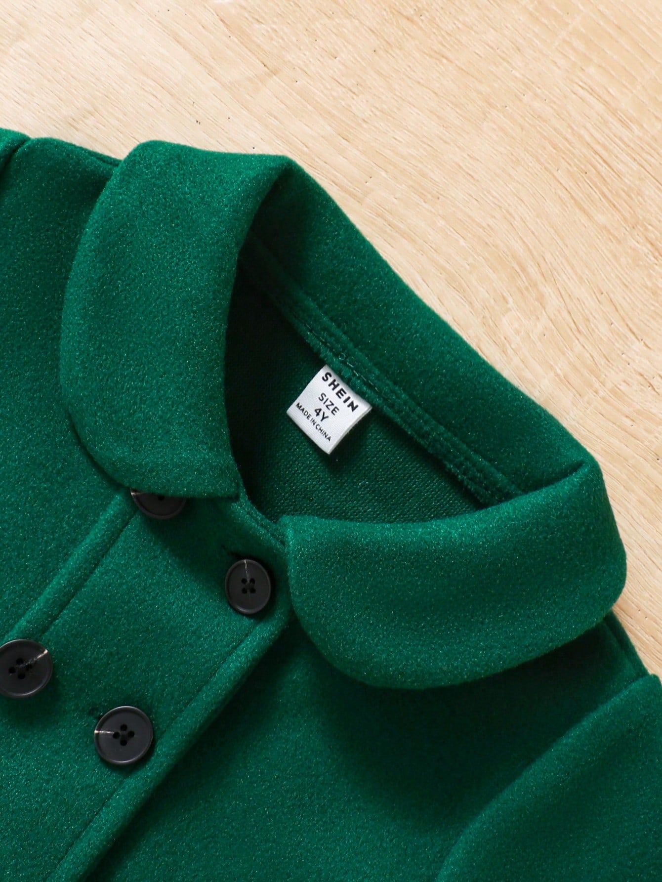 جاكيت بسيط للفتاة بأكمام طويلة وأزرار أمامية ومزين بفيونكة