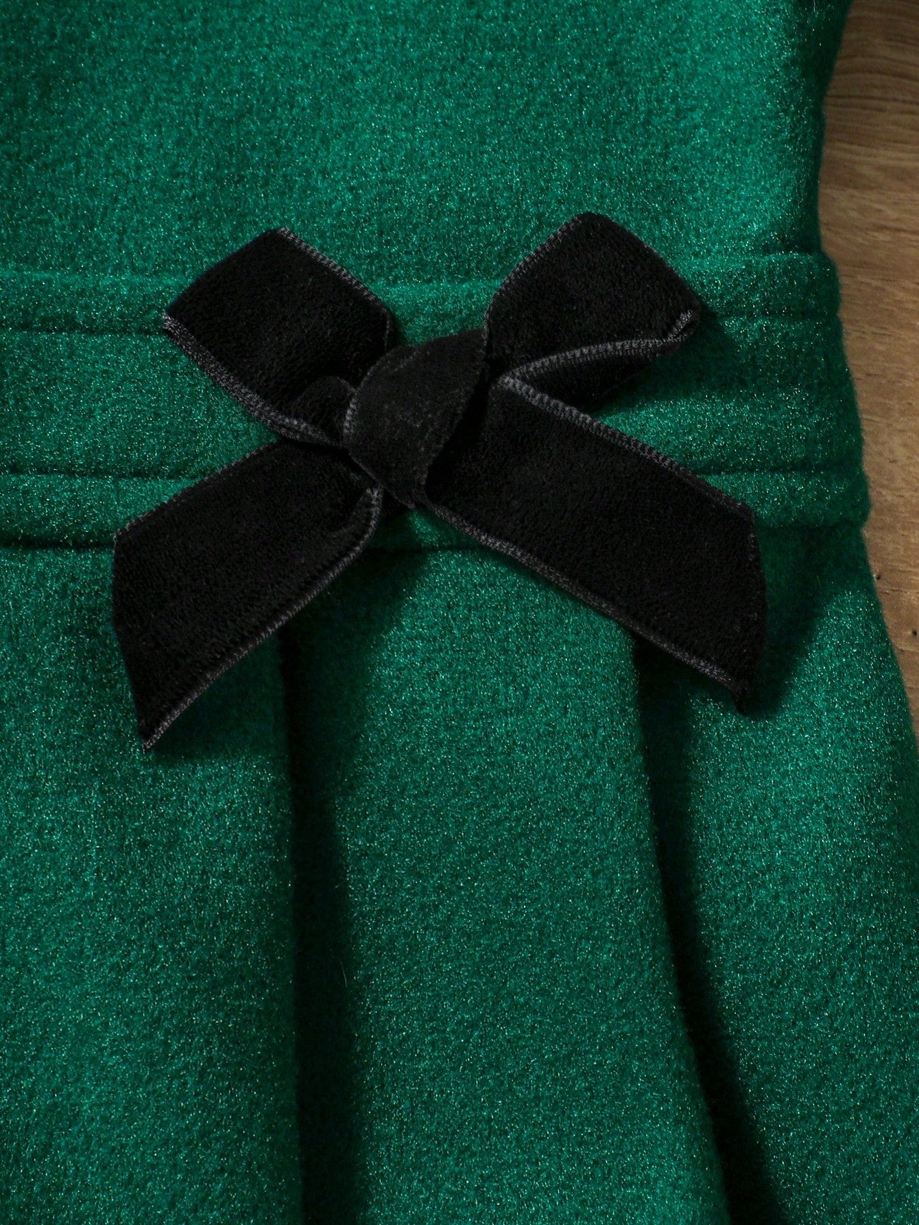 جاكيت بسيط للفتاة بأكمام طويلة وأزرار أمامية ومزين بفيونكة