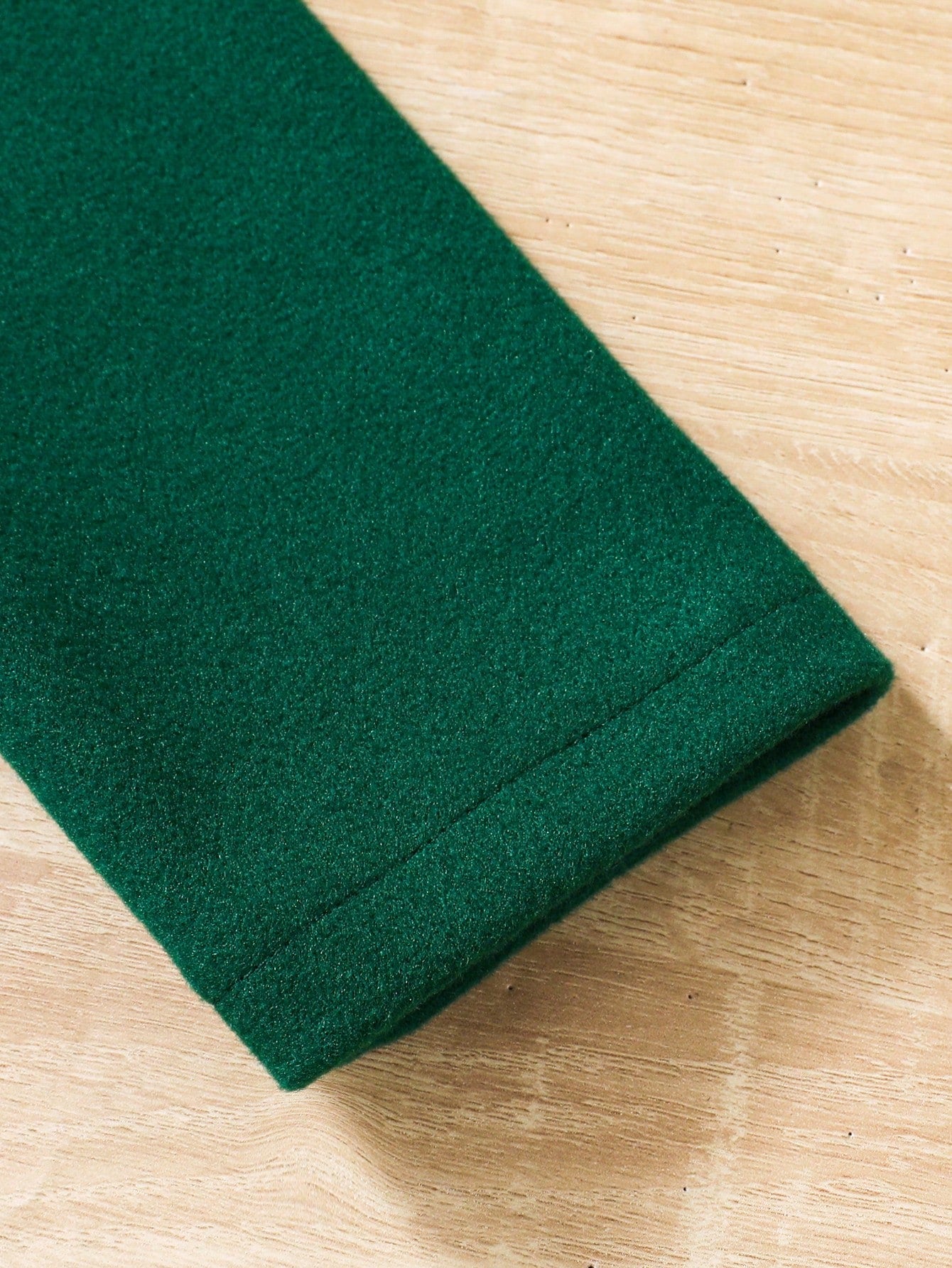 جاكيت بسيط للفتاة بأكمام طويلة وأزرار أمامية ومزين بفيونكة