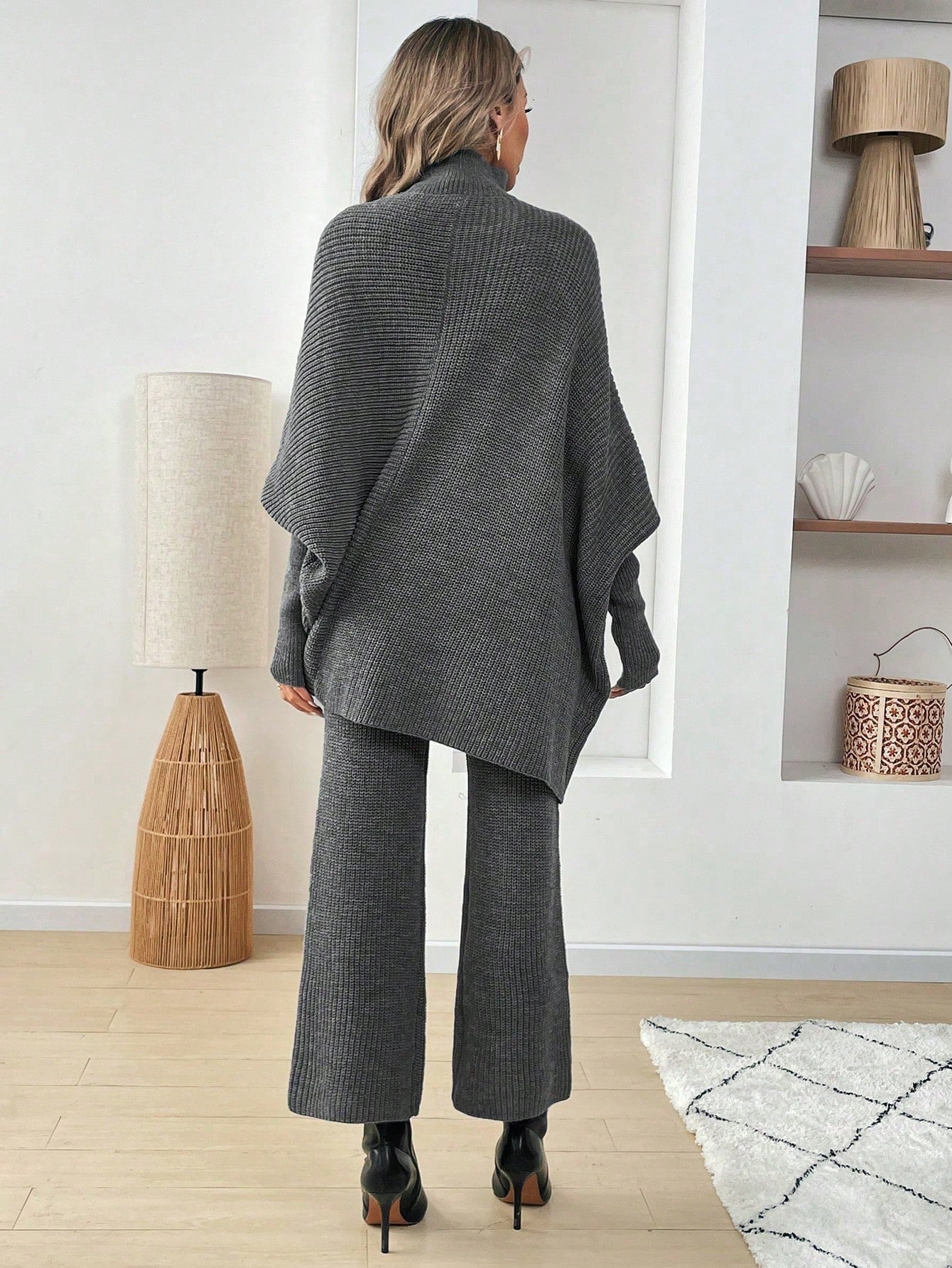 طقم كنزة صوفية واسعة بياقة رقبة صغيرة وبنطال قطعتين للنساء