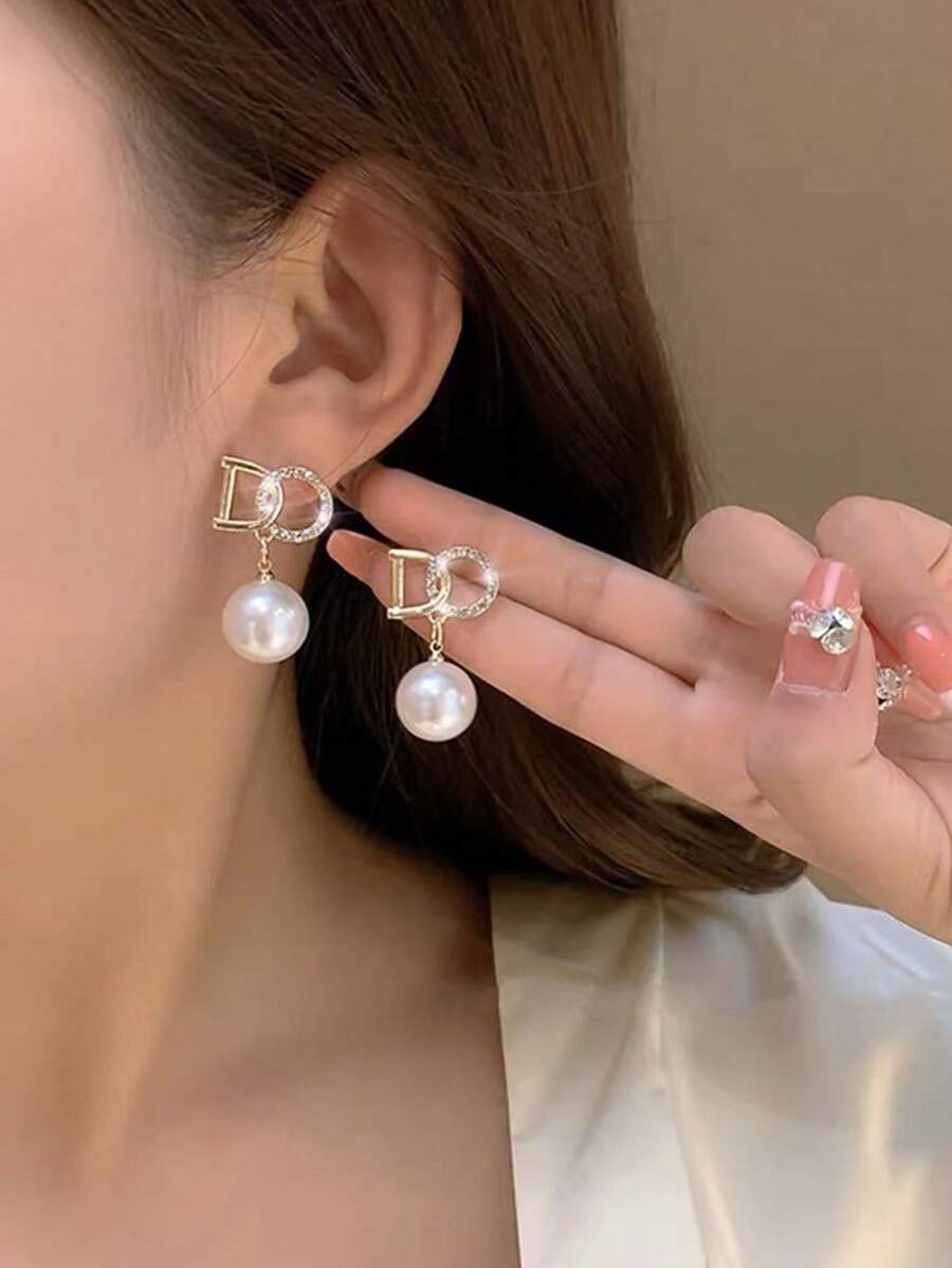 مجموعة أقراط ماسية ذات تصميم هندسي