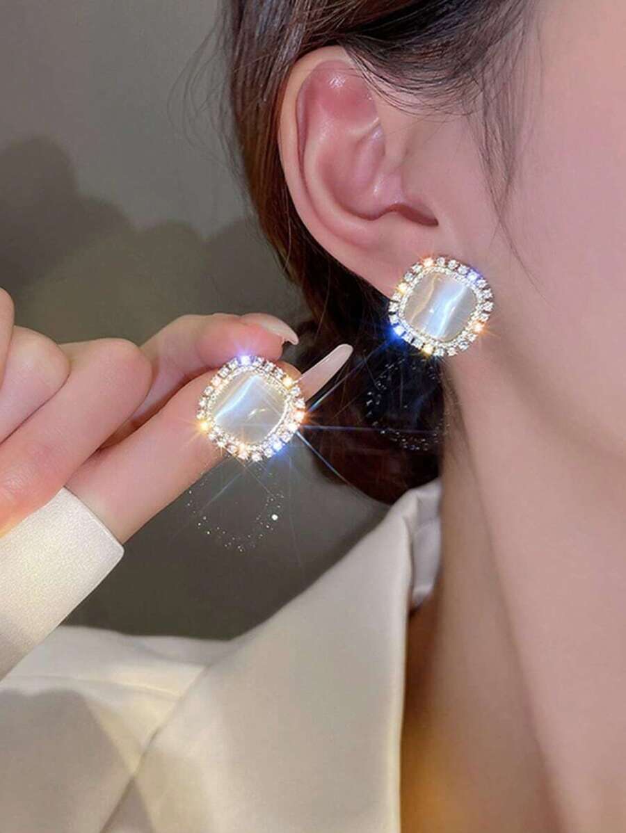 مجموعة أقراط ماسية ذات تصميم هندسي