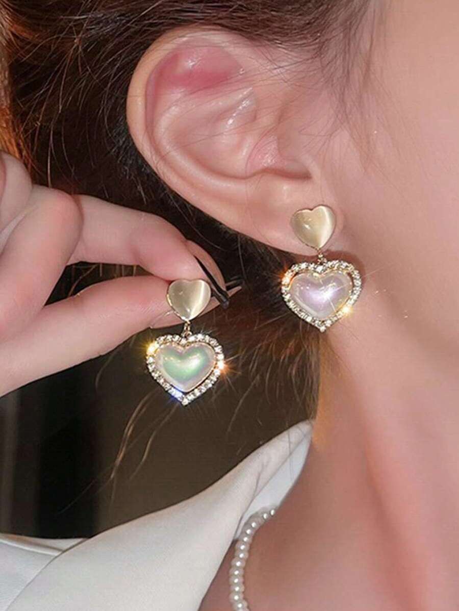 مجموعة أقراط ماسية ذات تصميم هندسي