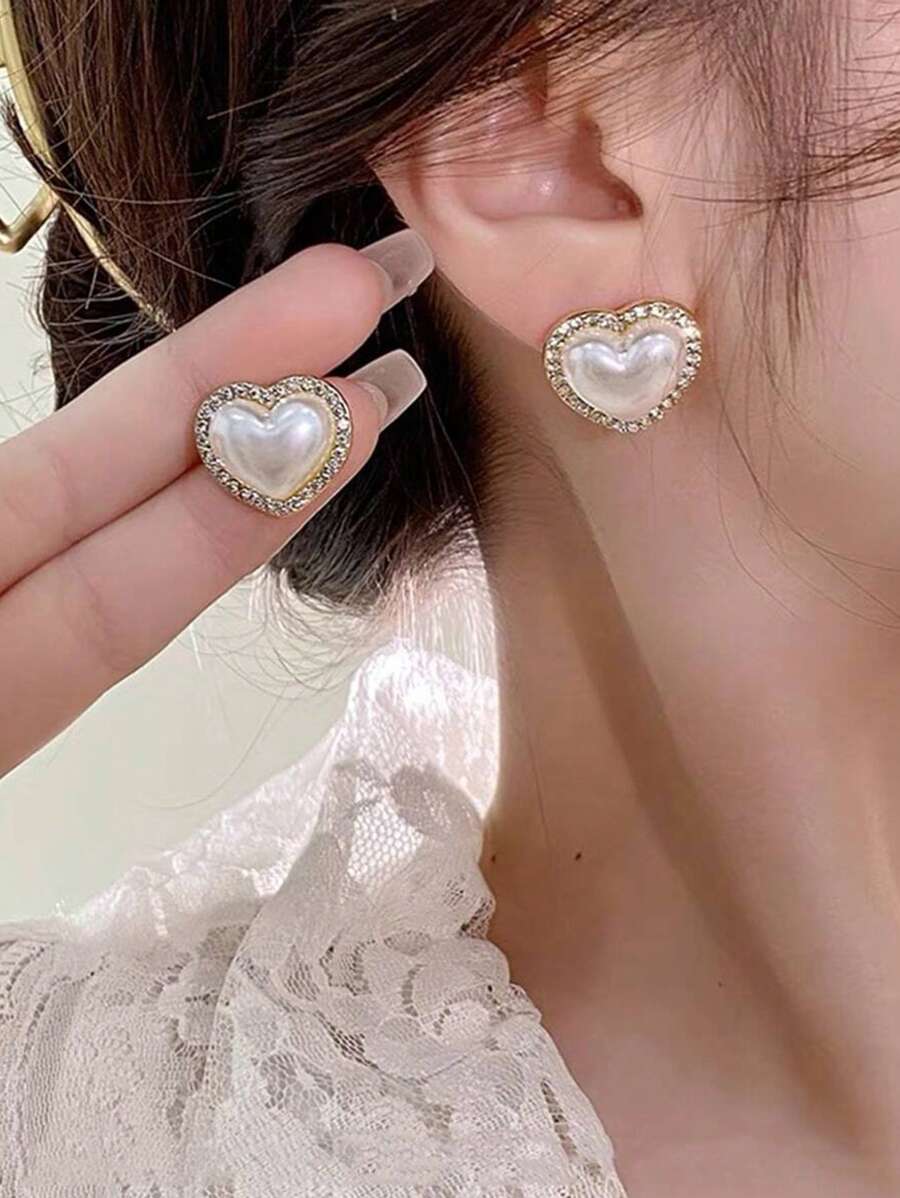 مجموعة أقراط ماسية ذات تصميم هندسي