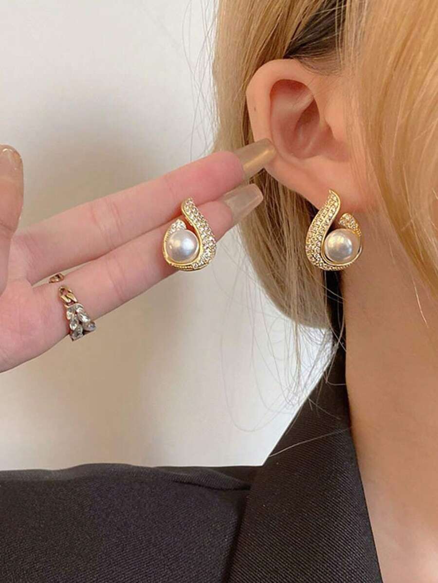 مجموعة أقراط ماسية ذات تصميم هندسي