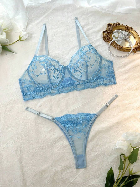 ملابس داخلية نسائية