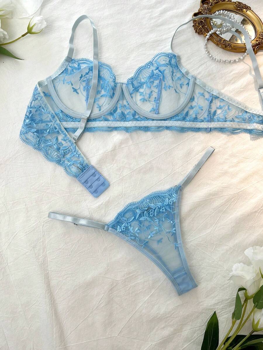 ملابس داخلية نسائية