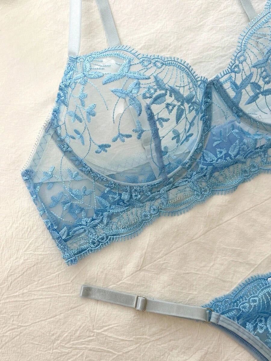 ملابس داخلية نسائية