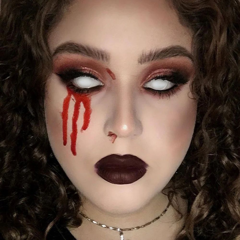 عدسات لاصقة ابيض