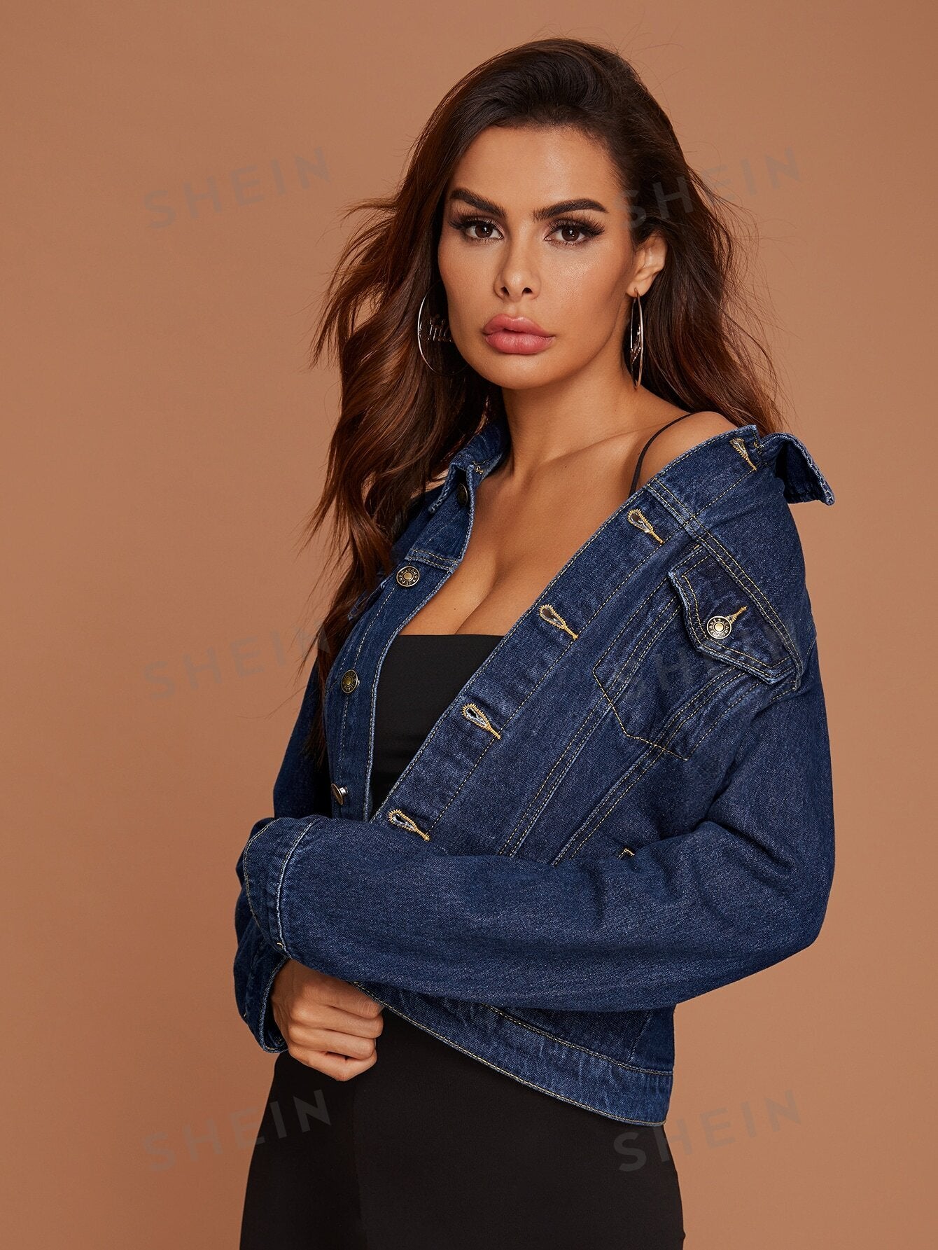 جاكيت جينز تريكر بجيب رفرف بزر امامي