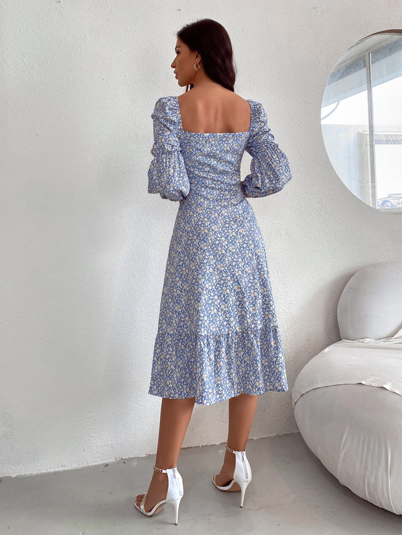 فستان ميلكميد بأطراف مكشكشة وطباعة زهورصغيرة